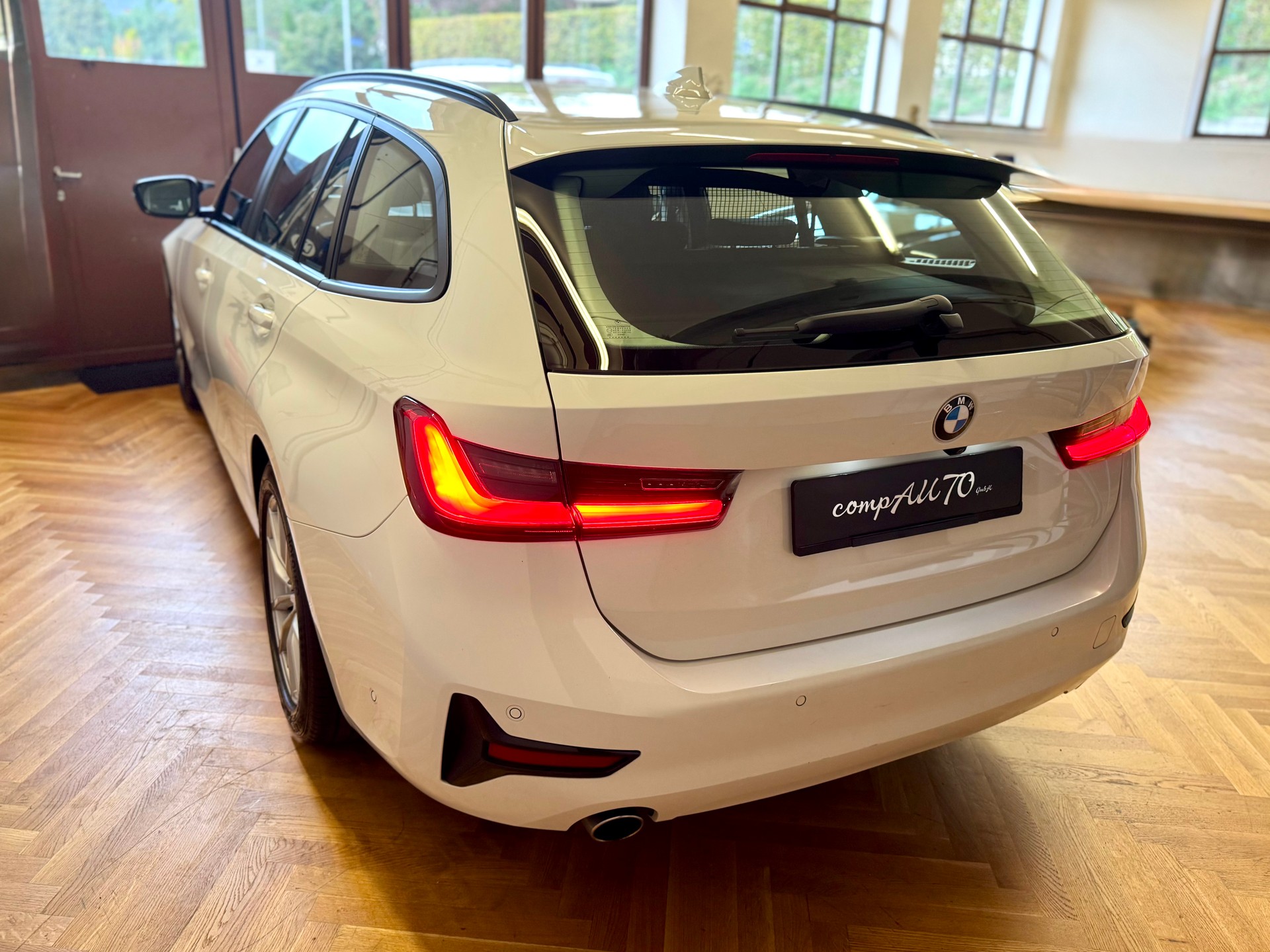 BMW 318d Touring-image-6