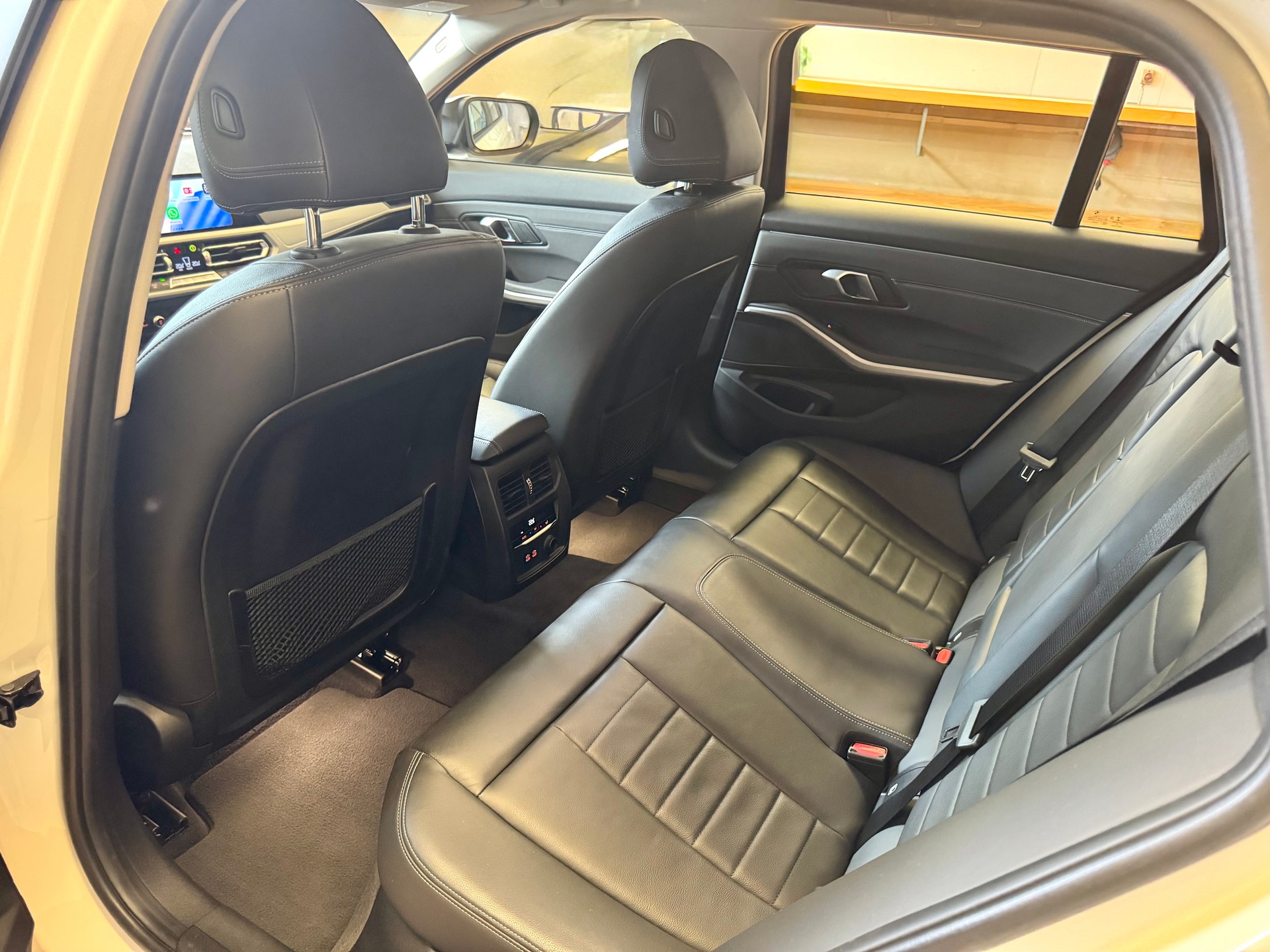 BMW 318d Touring-image-15