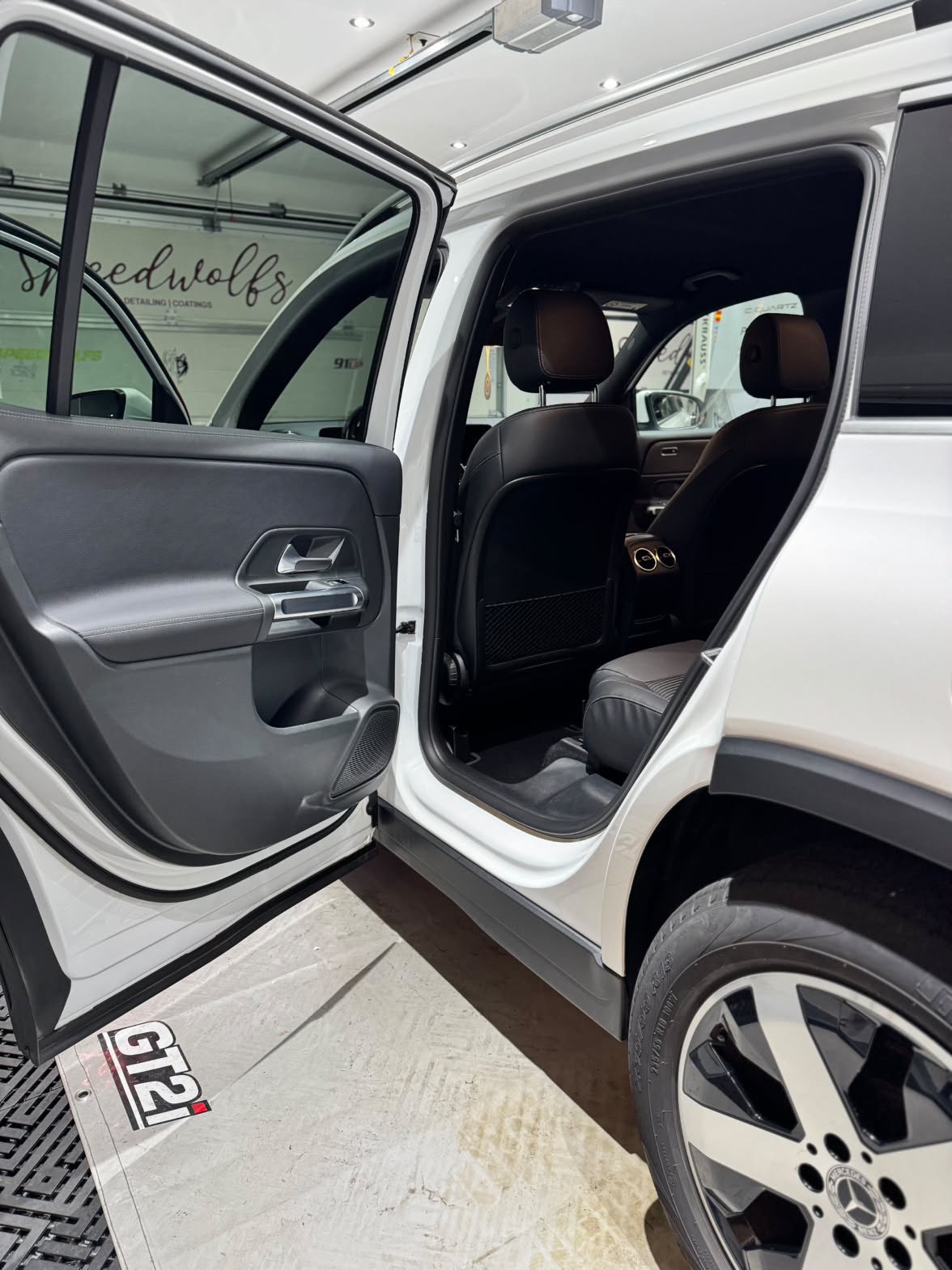 MERCEDES-BENZ GLB 200 4matic-image-4