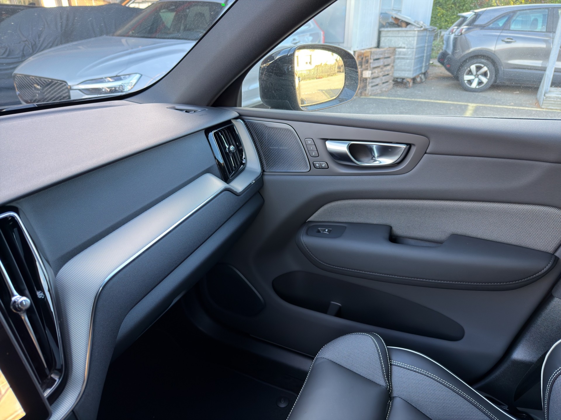 VOLVO XC60 2.0 T8 TE Black Edition eAWD-image-45