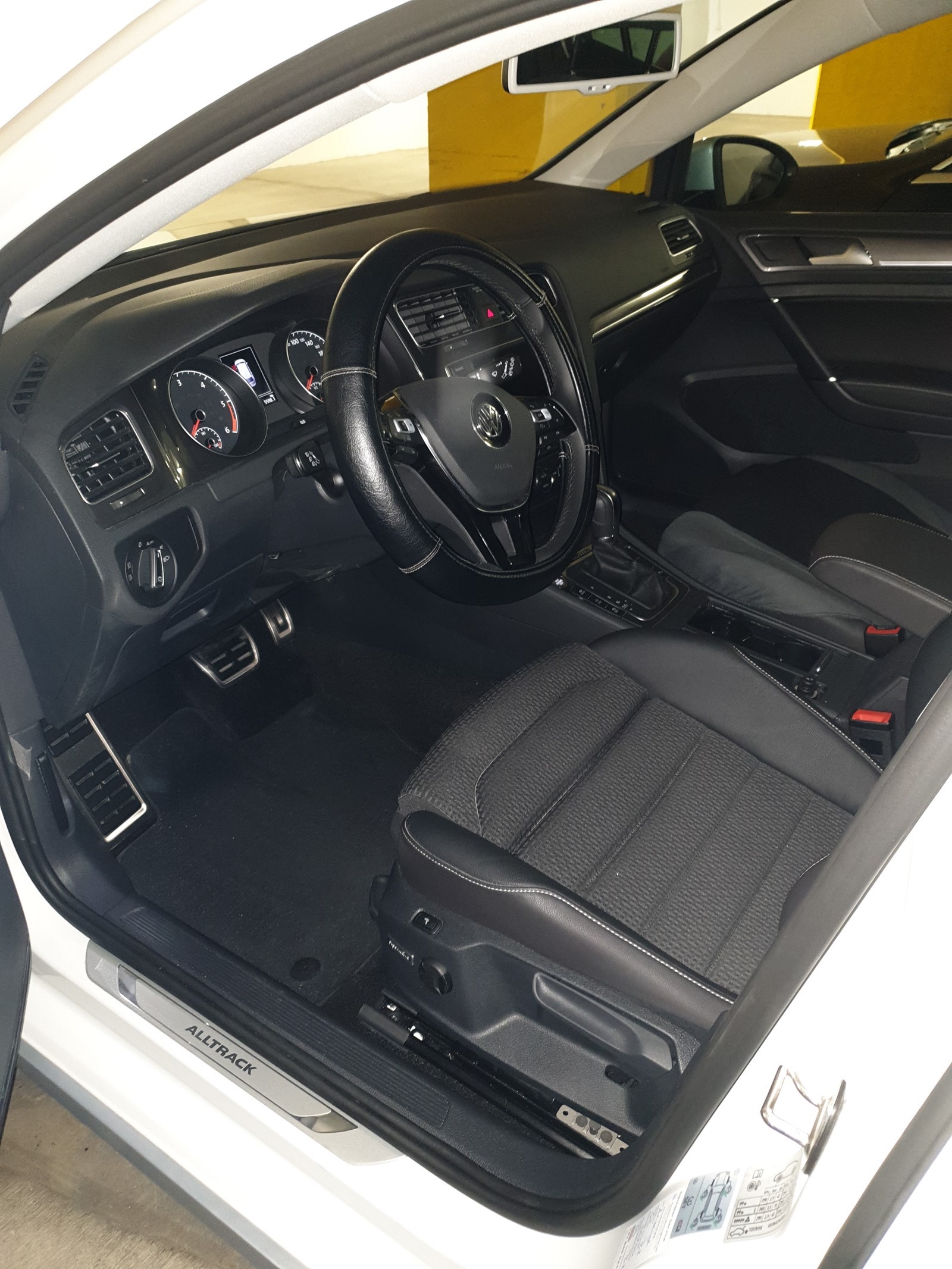 VW Golf 2.0 TDI Alltrack 4Motion-image-6