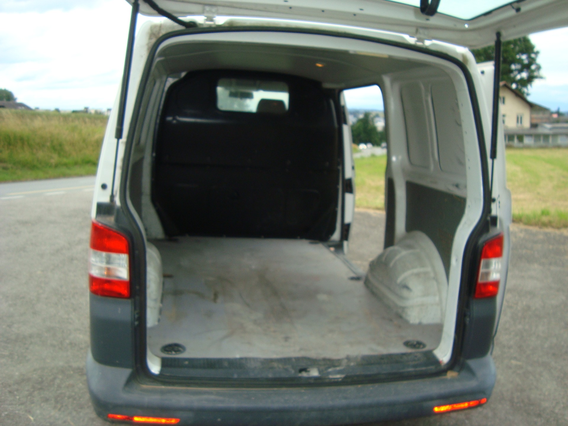 VW T5 2.0 TDI-image-8