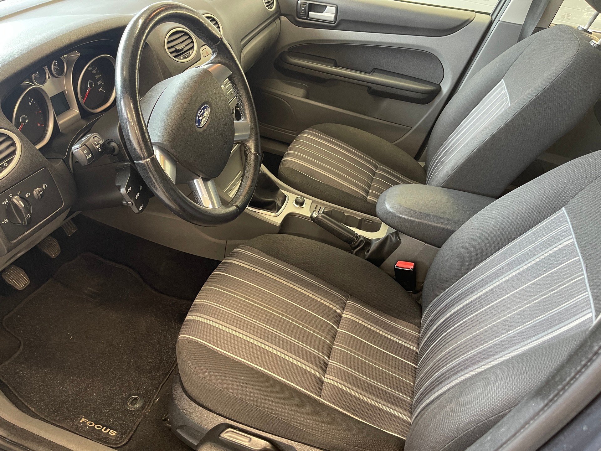 FORD Focus 1.6i VCT Carving-image-7