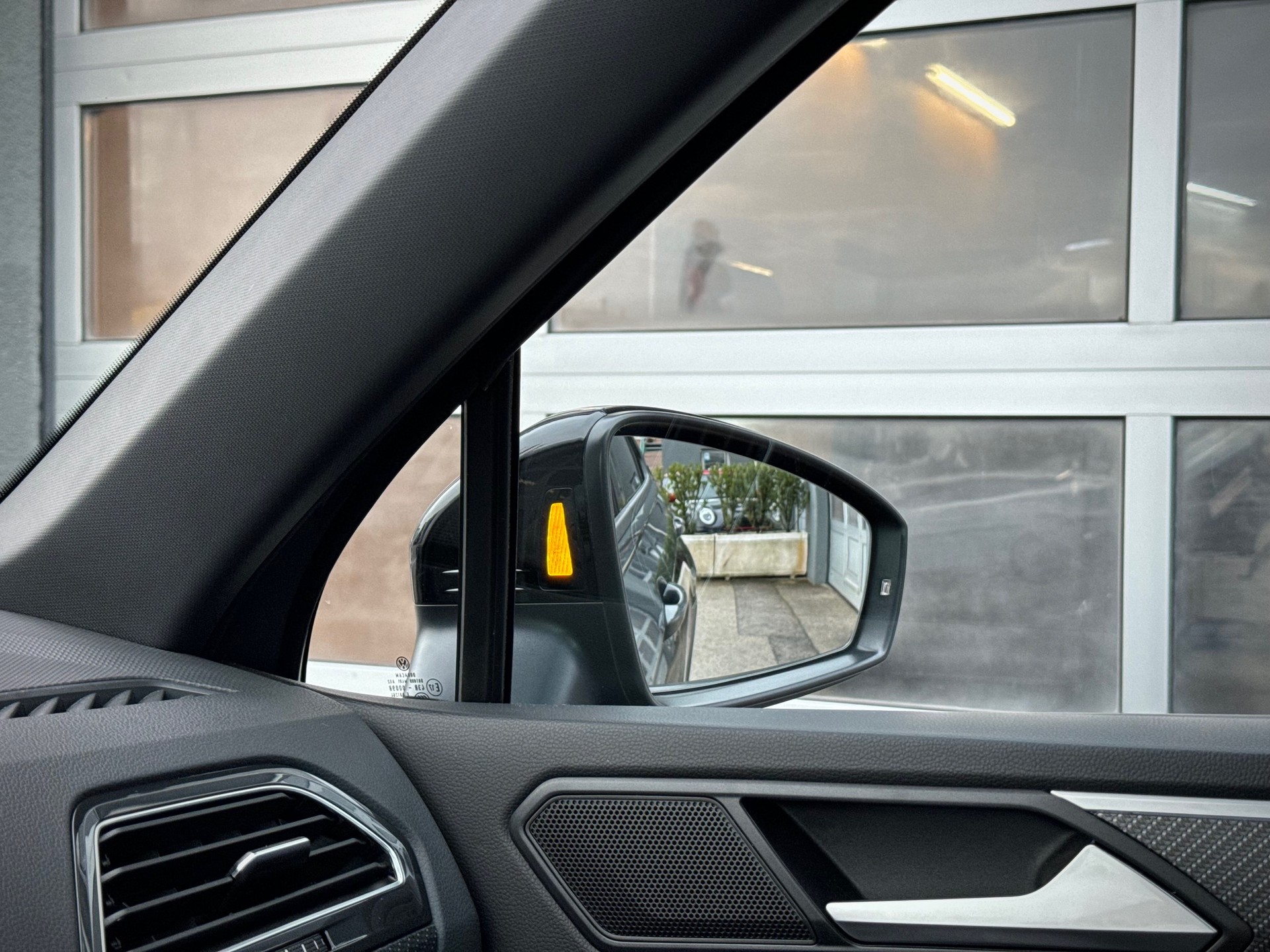 VW Tiguan 2.0TSI R-Line 4Motion DSG - Véhicule Suisse (CH)-image-12