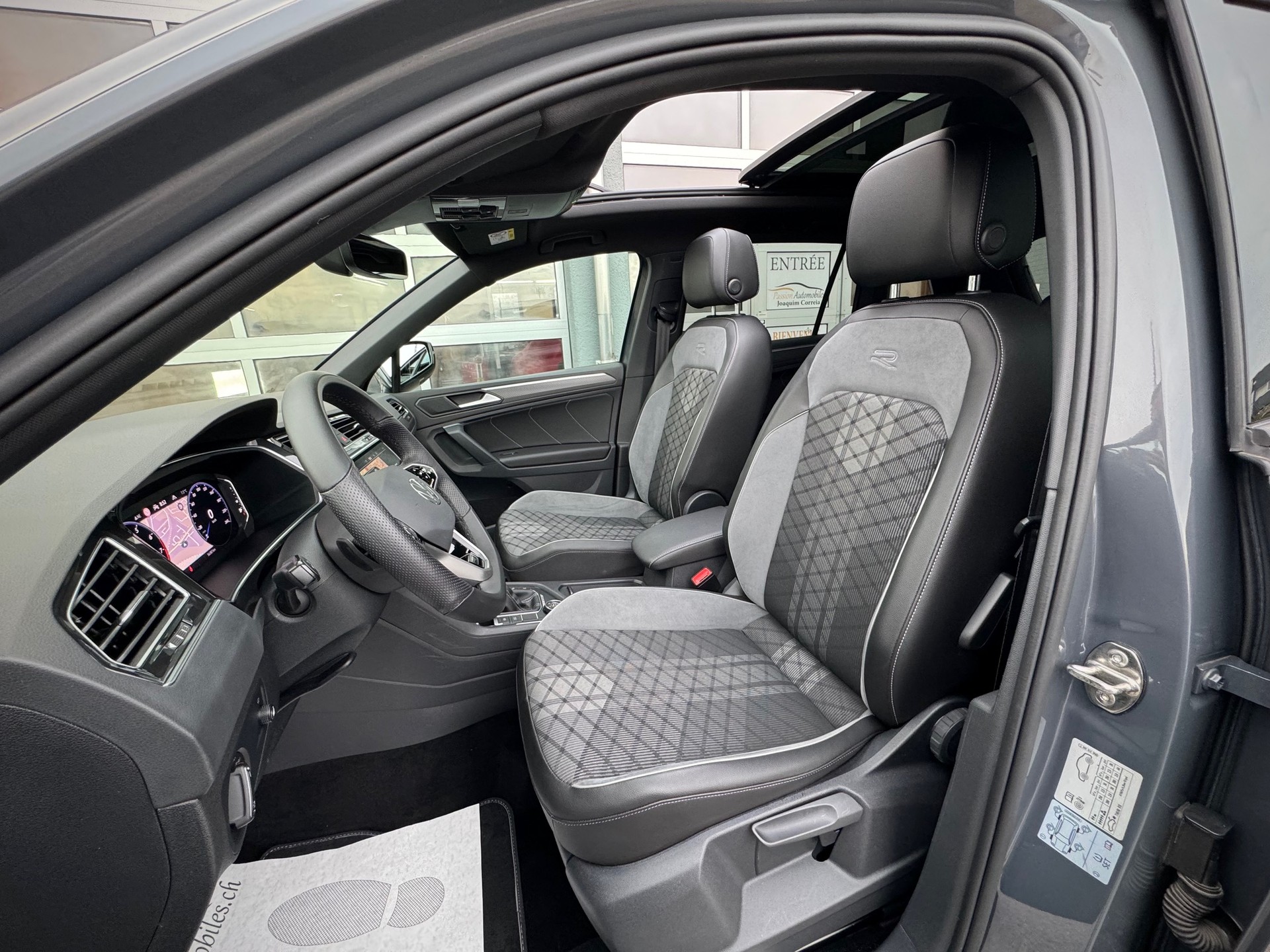 VW Tiguan 2.0TSI R-Line 4Motion DSG - Véhicule Suisse (CH)-image-4