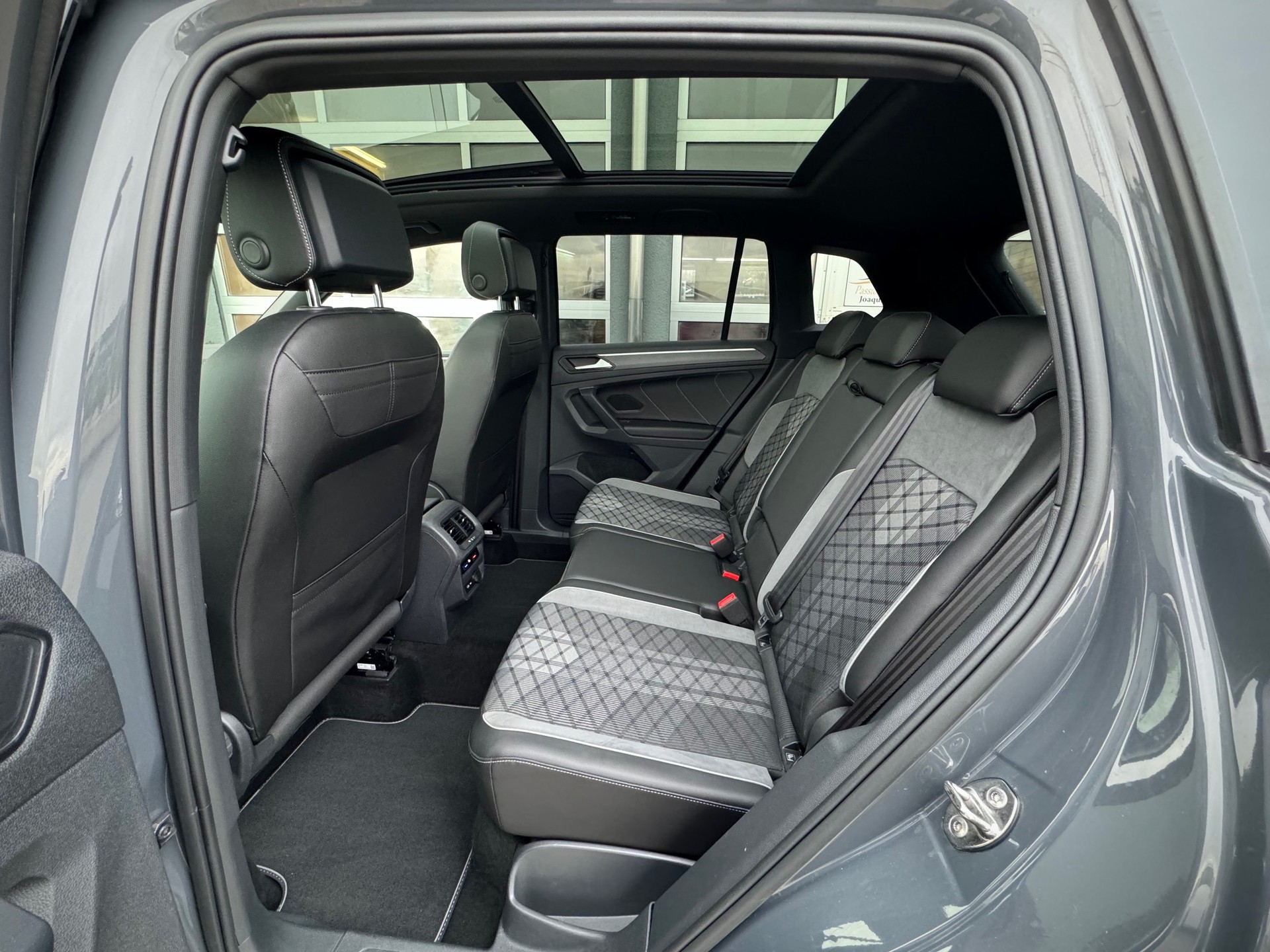 VW Tiguan 2.0TSI R-Line 4Motion DSG - Véhicule Suisse (CH)-image-5