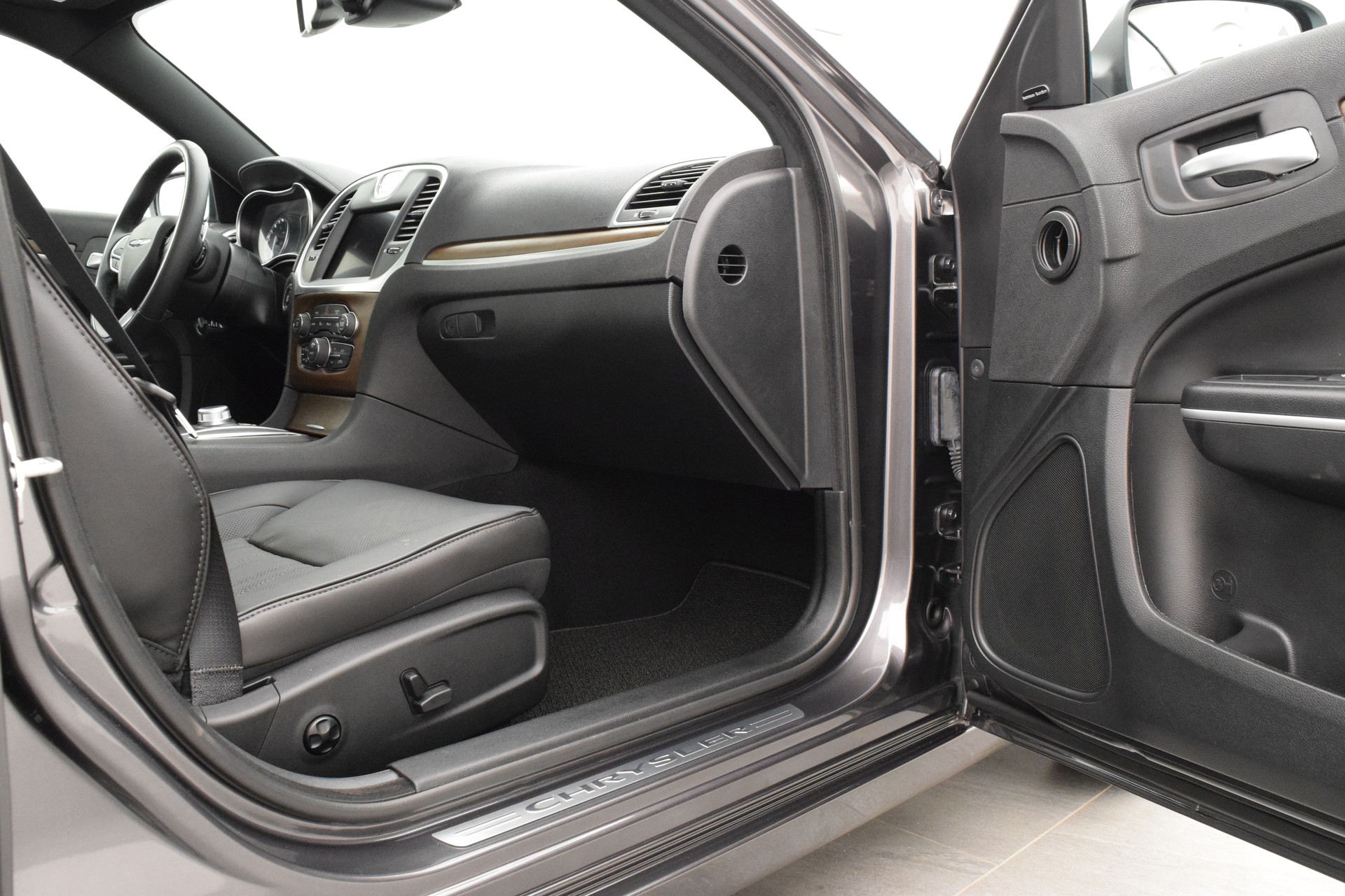 CHRYSLER 300C 5.7 V8-image-14