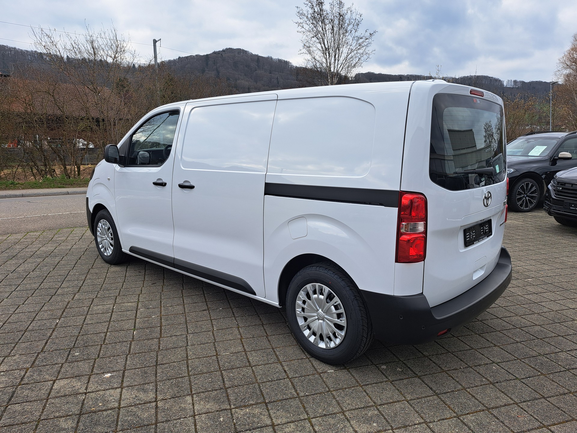 TOYOTA Proace EV 75kWh Medium Advanced-image-8