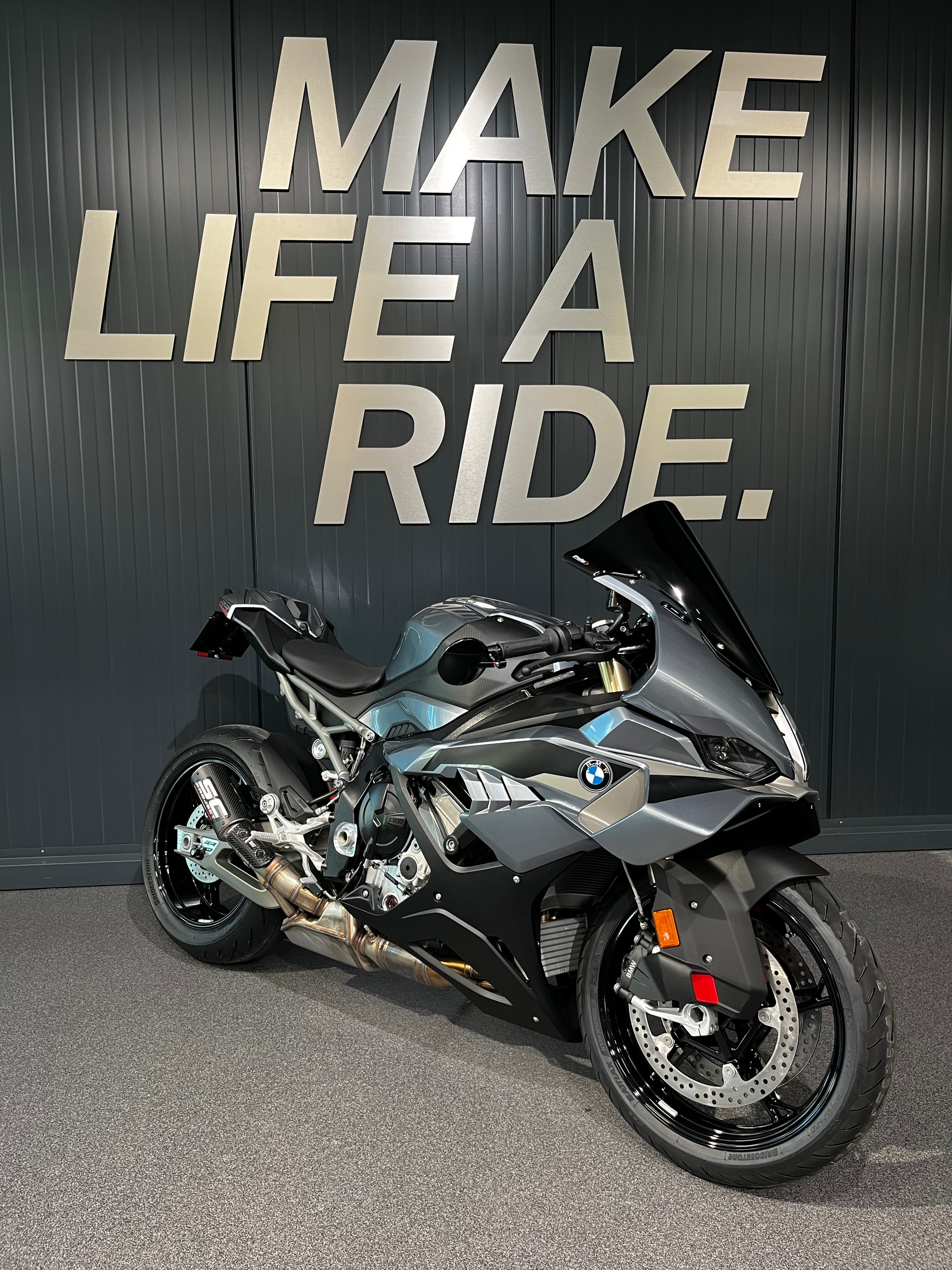 BMW S 1000 RR - Spätig-Umbau-showroom-element-1