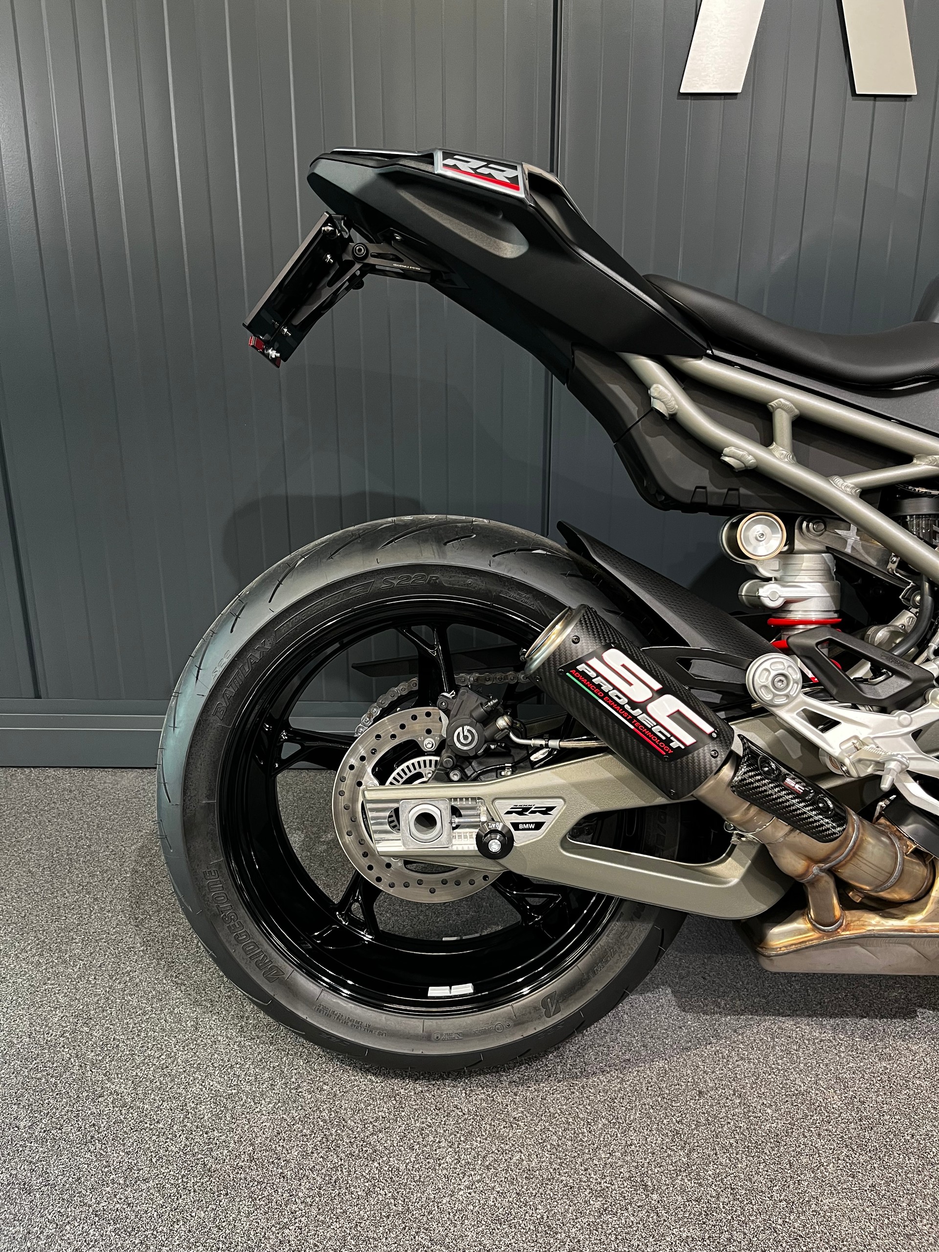 BMW S 1000 RR - Spätig-Umbau-showroom-element-3