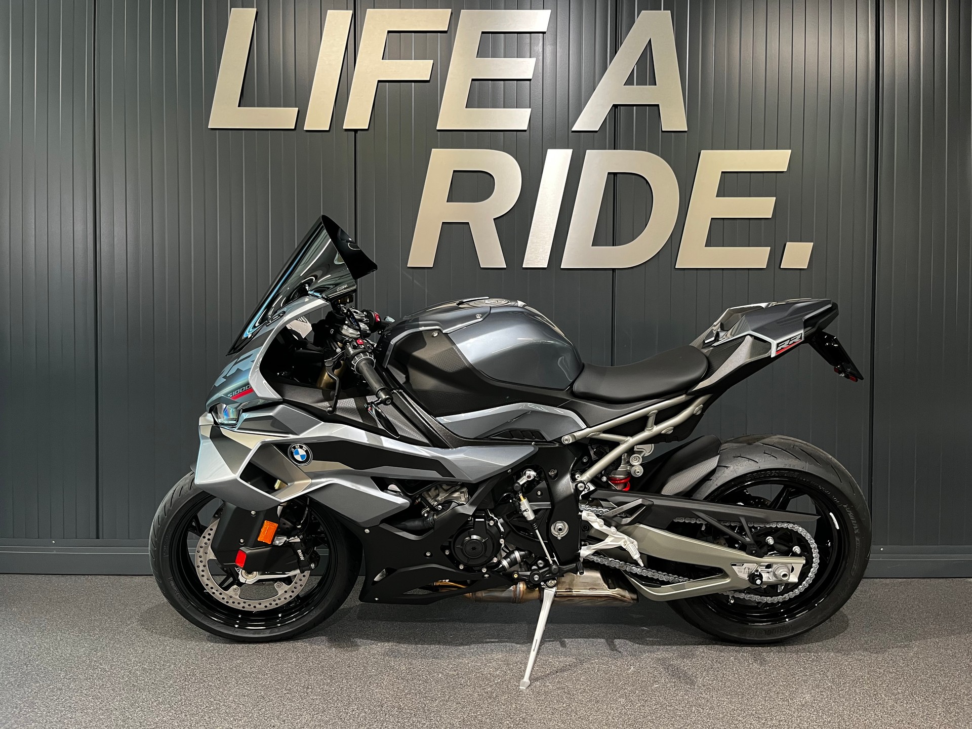 BMW S 1000 RR - Spätig-Umbau-showroom-element-2
