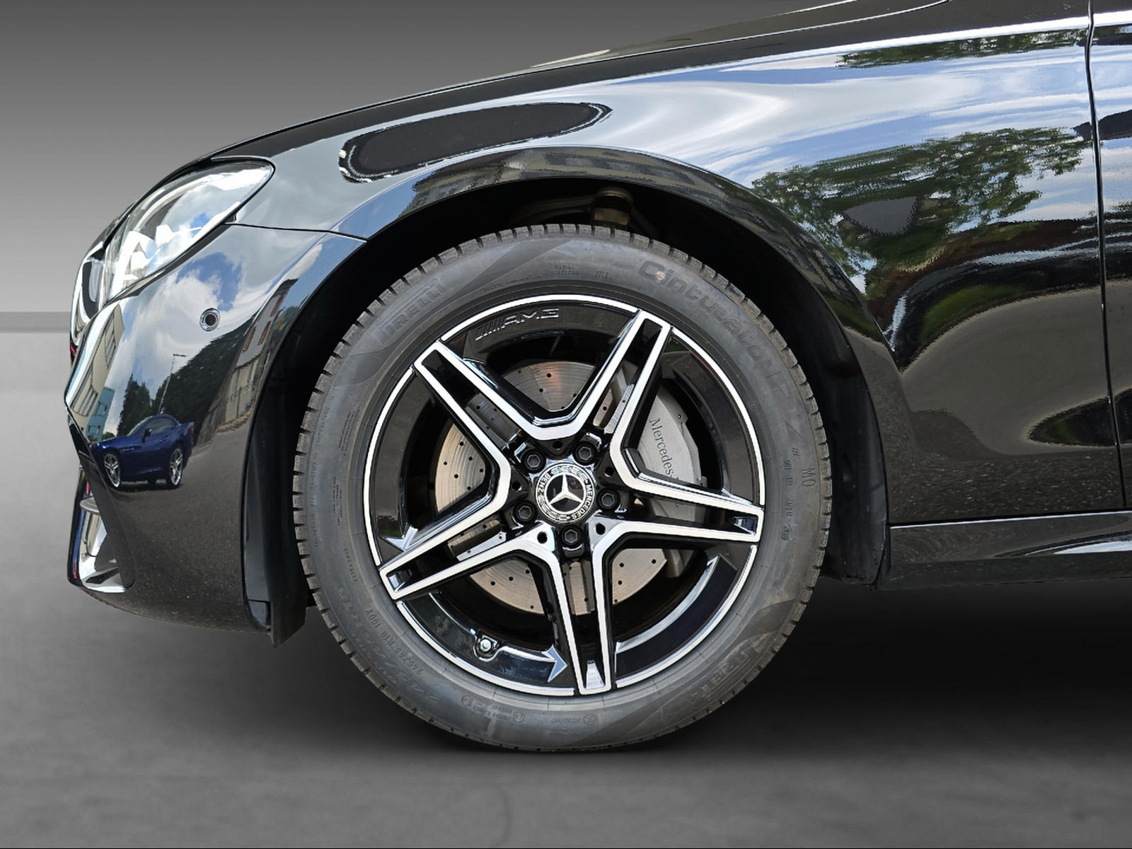 MERCEDES-BENZ E 220 d 4Matic T-Modell AMG Line-image-5