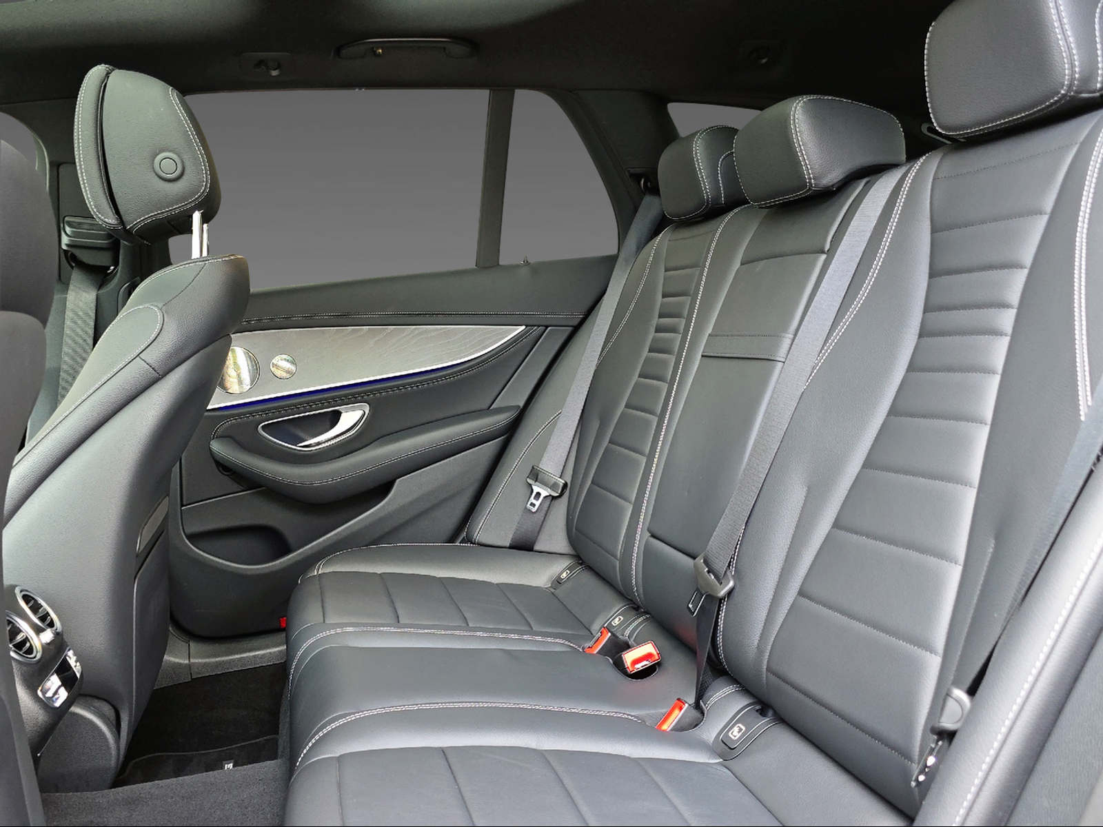 MERCEDES-BENZ E 220 d 4Matic T-Modell AMG Line-image-10