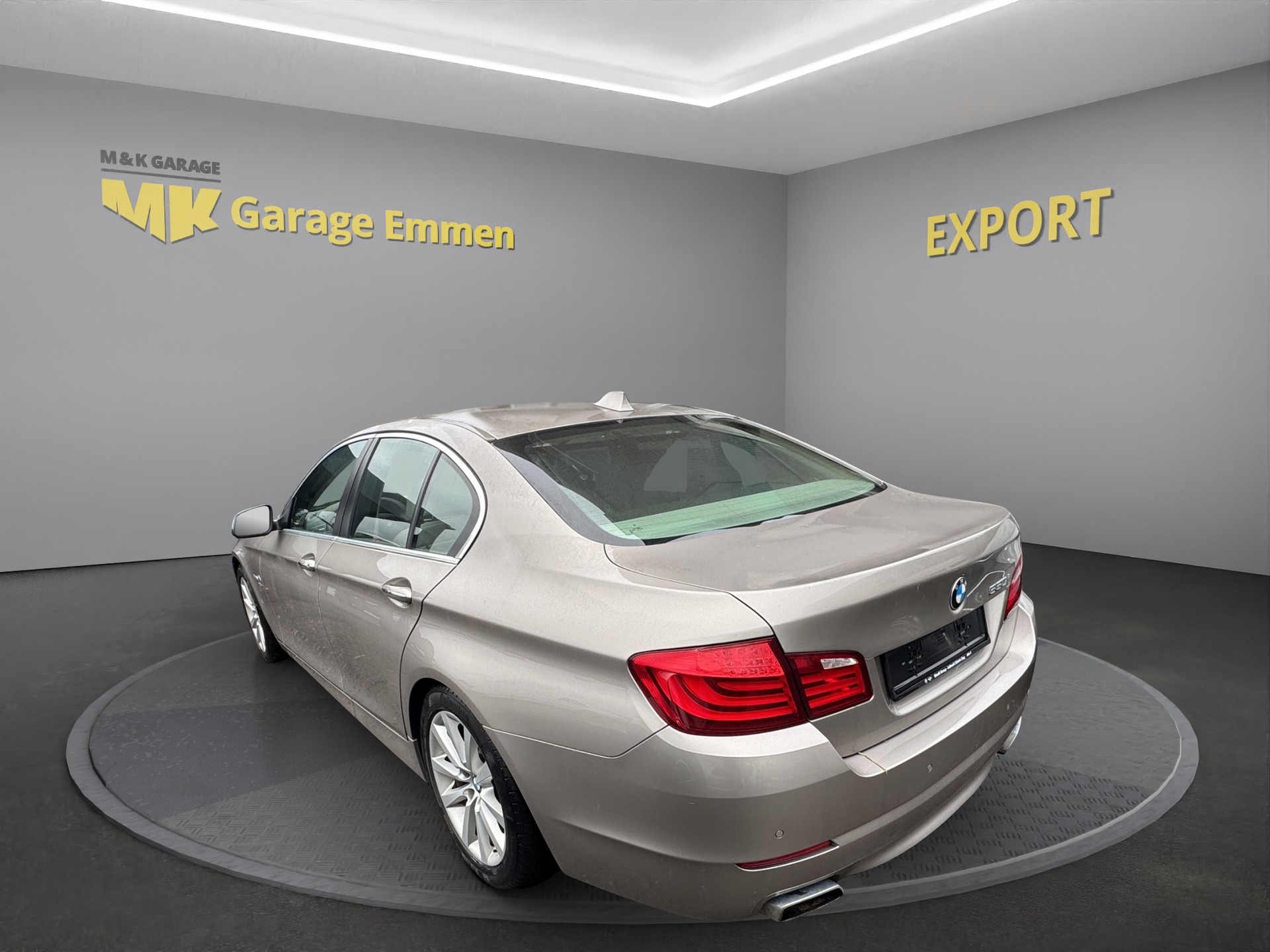BMW 550i xDrive Steptronic-showroom-element-2
