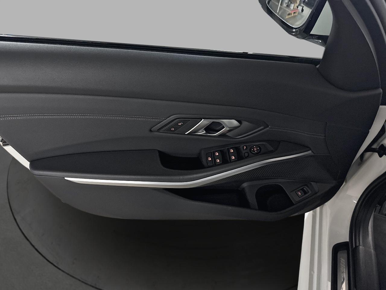 BMW 330d xDrive Touring M Sport-image-8