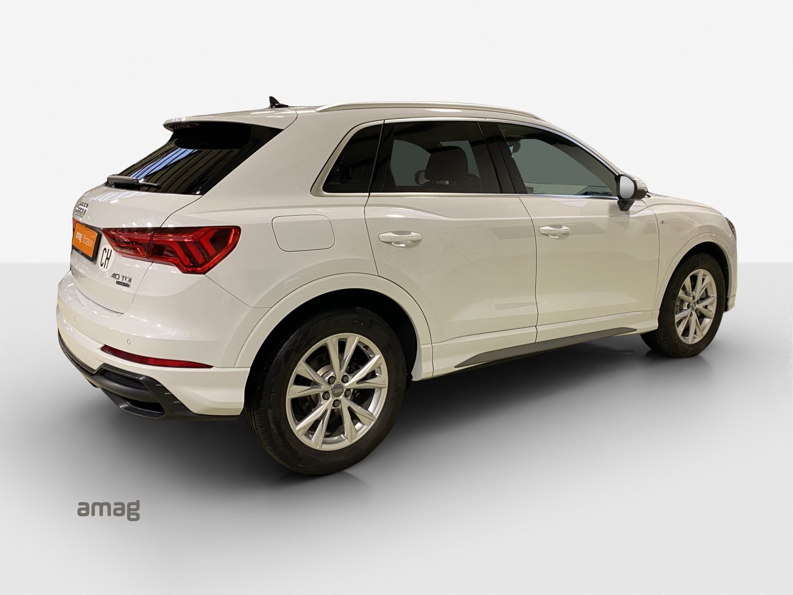 AUDI Q3 40 TDI S line quattro S-tronic-image-4