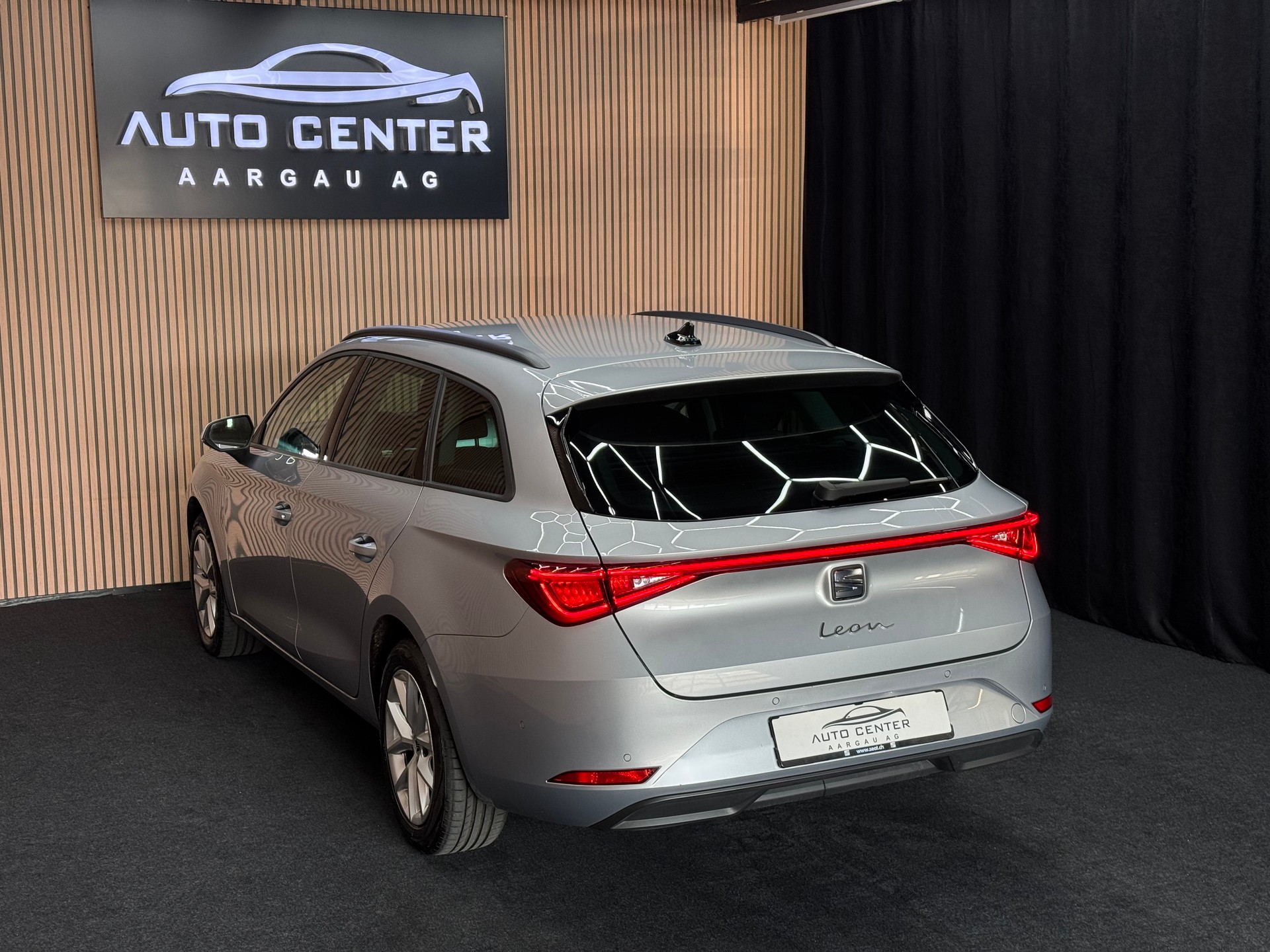 SEAT Leon ST 2.0 TDI Style DSG | 1 Jahr Garantie | CH-Fahrzeug | *ab CHF 199.-/ Monat*-image-3
