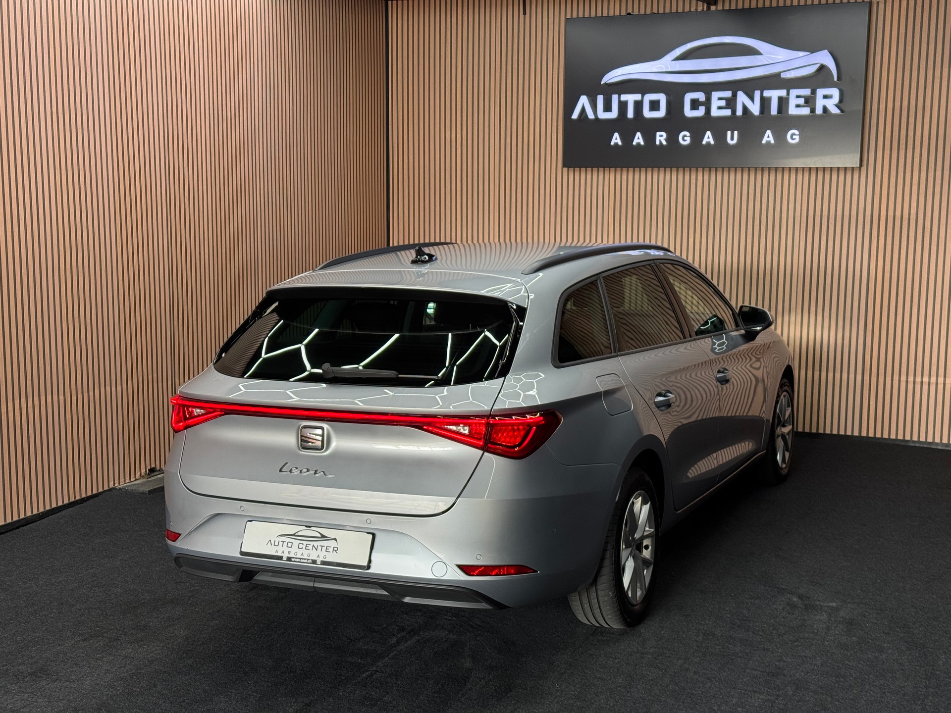 SEAT Leon ST 2.0 TDI Style DSG | 1 Jahr Garantie | CH-Fahrzeug | *ab CHF 199.-/ Monat*-image-4