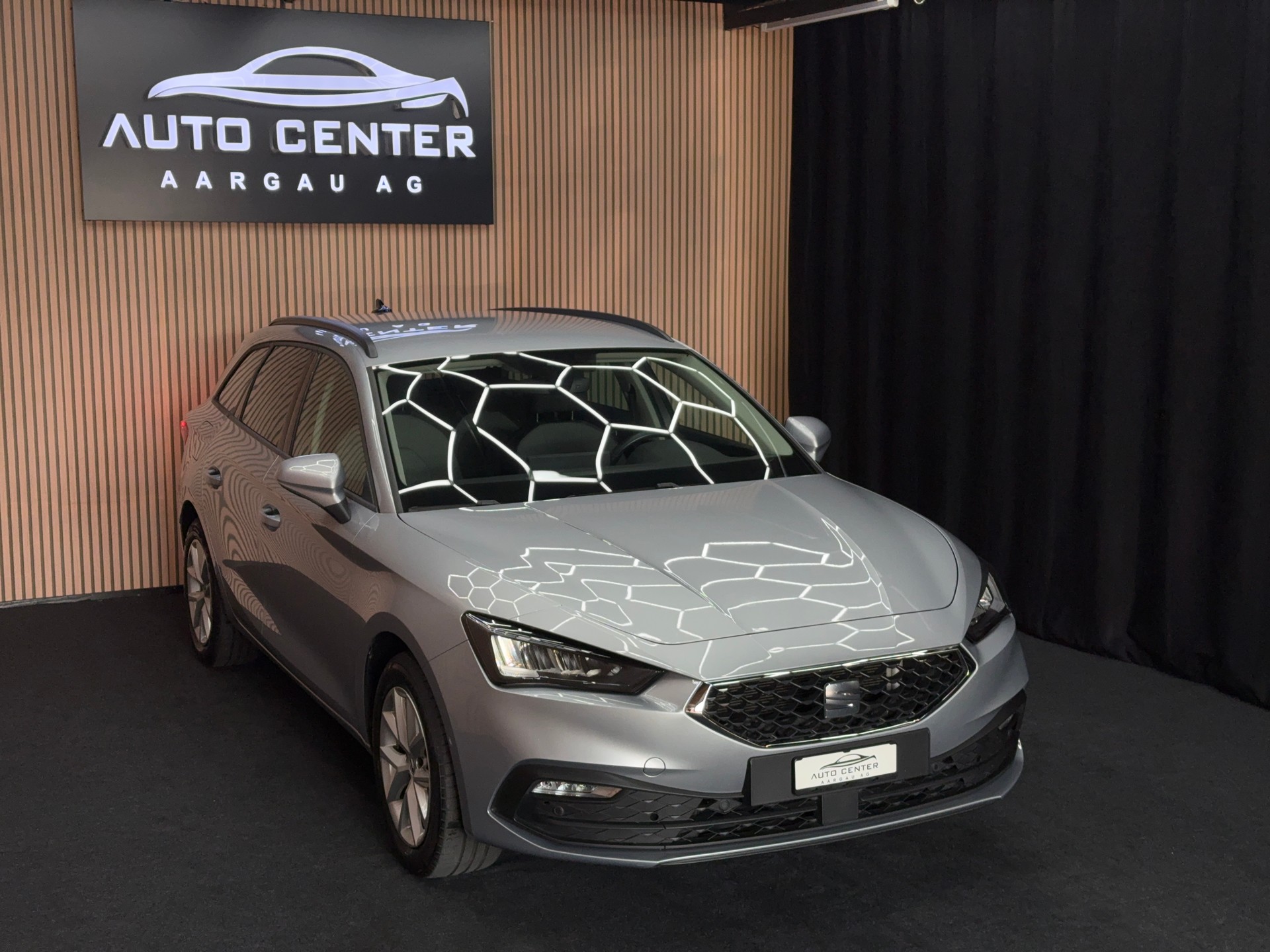 SEAT Leon ST 2.0 TDI Style DSG | 1 Jahr Garantie | CH-Fahrzeug | *ab CHF 199.-/ Monat*-image-2