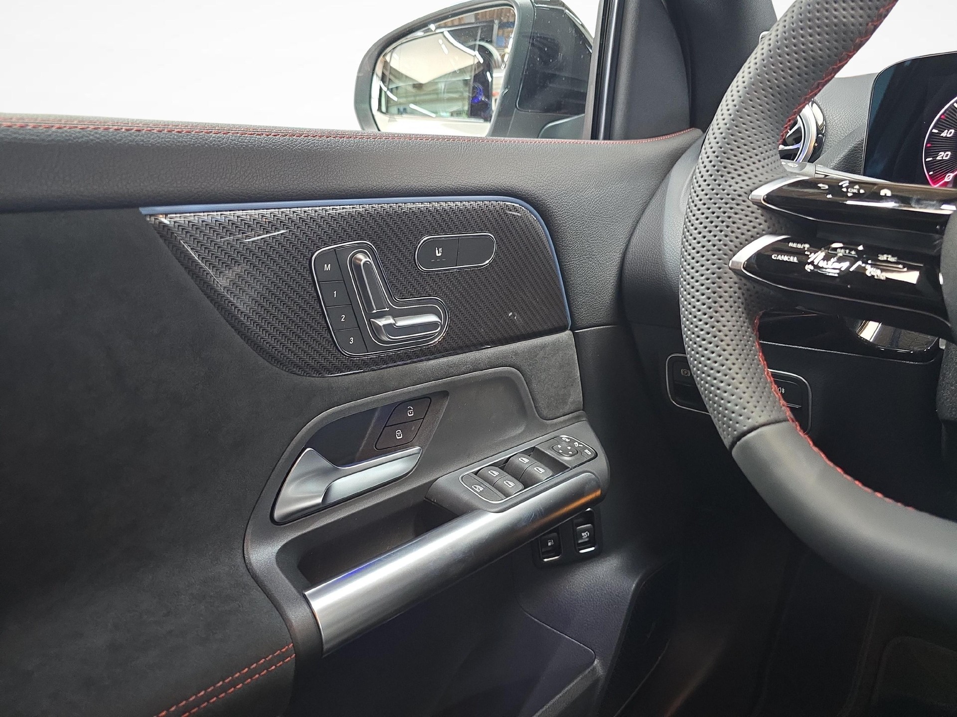 MERCEDES-BENZ GLA 250 e EQ Star AMG Line-image-6