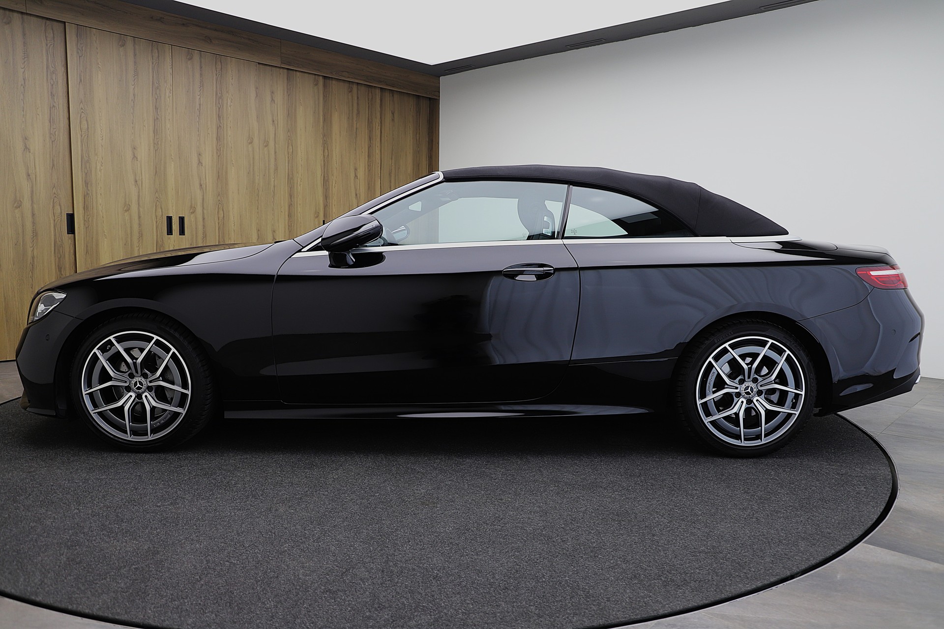 MERCEDES-BENZ E 220 d Cabriolet AMG Line 9G-Tronic-image-4