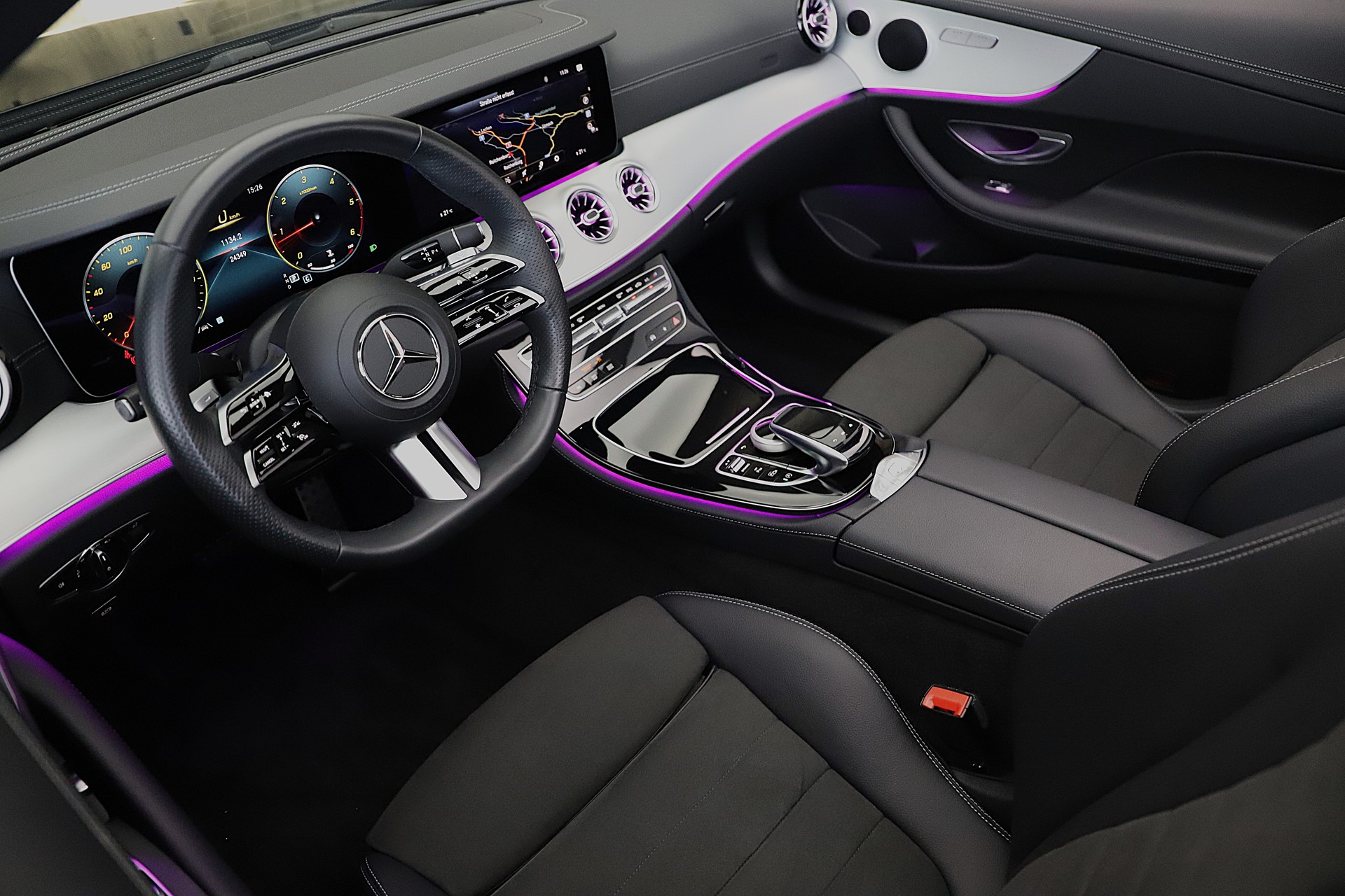 MERCEDES-BENZ E 220 d Cabriolet AMG Line 9G-Tronic-image-6