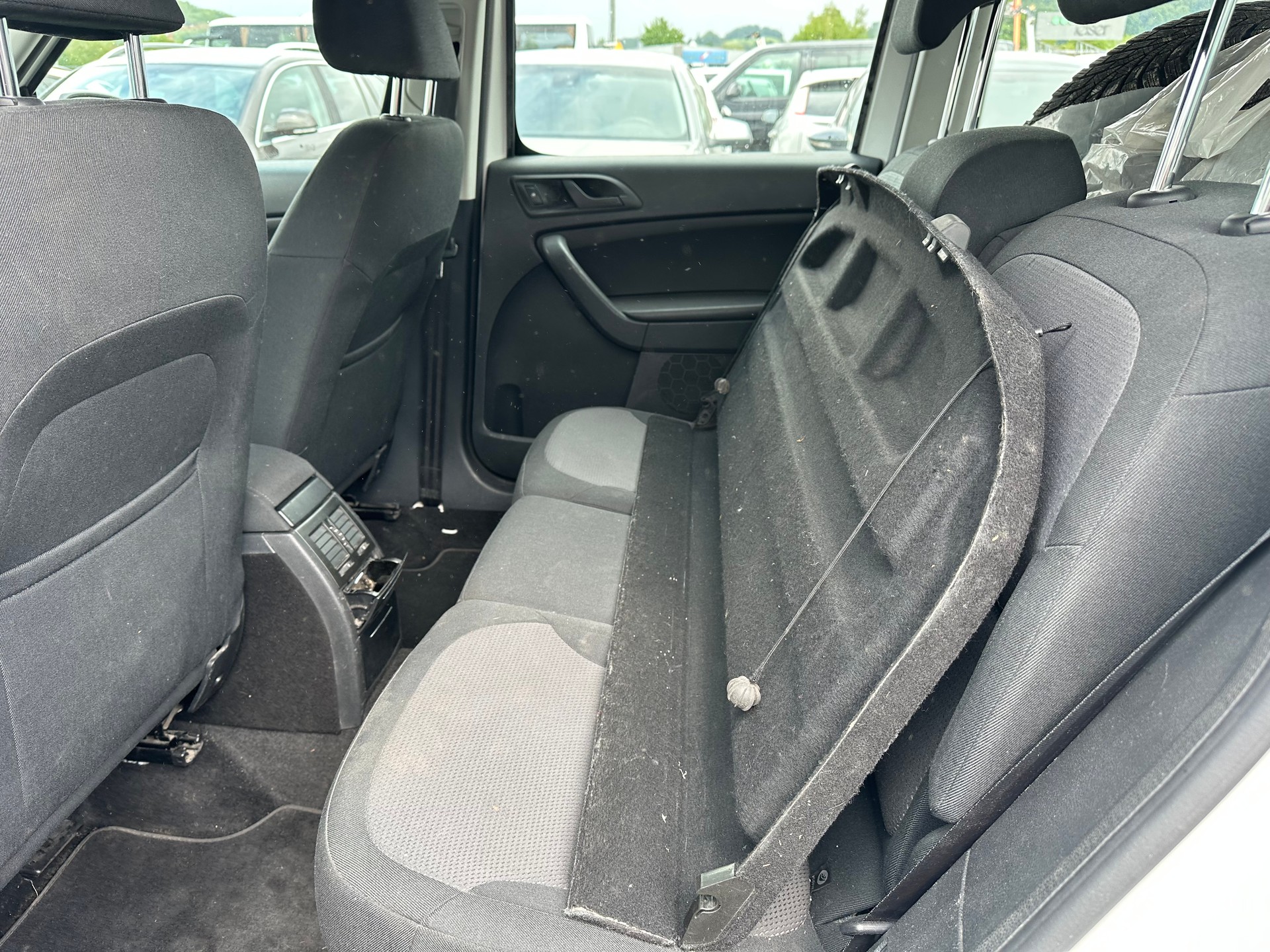 SKODA Yeti 1.8 TSI Ambition 4x4 DSG-image-11