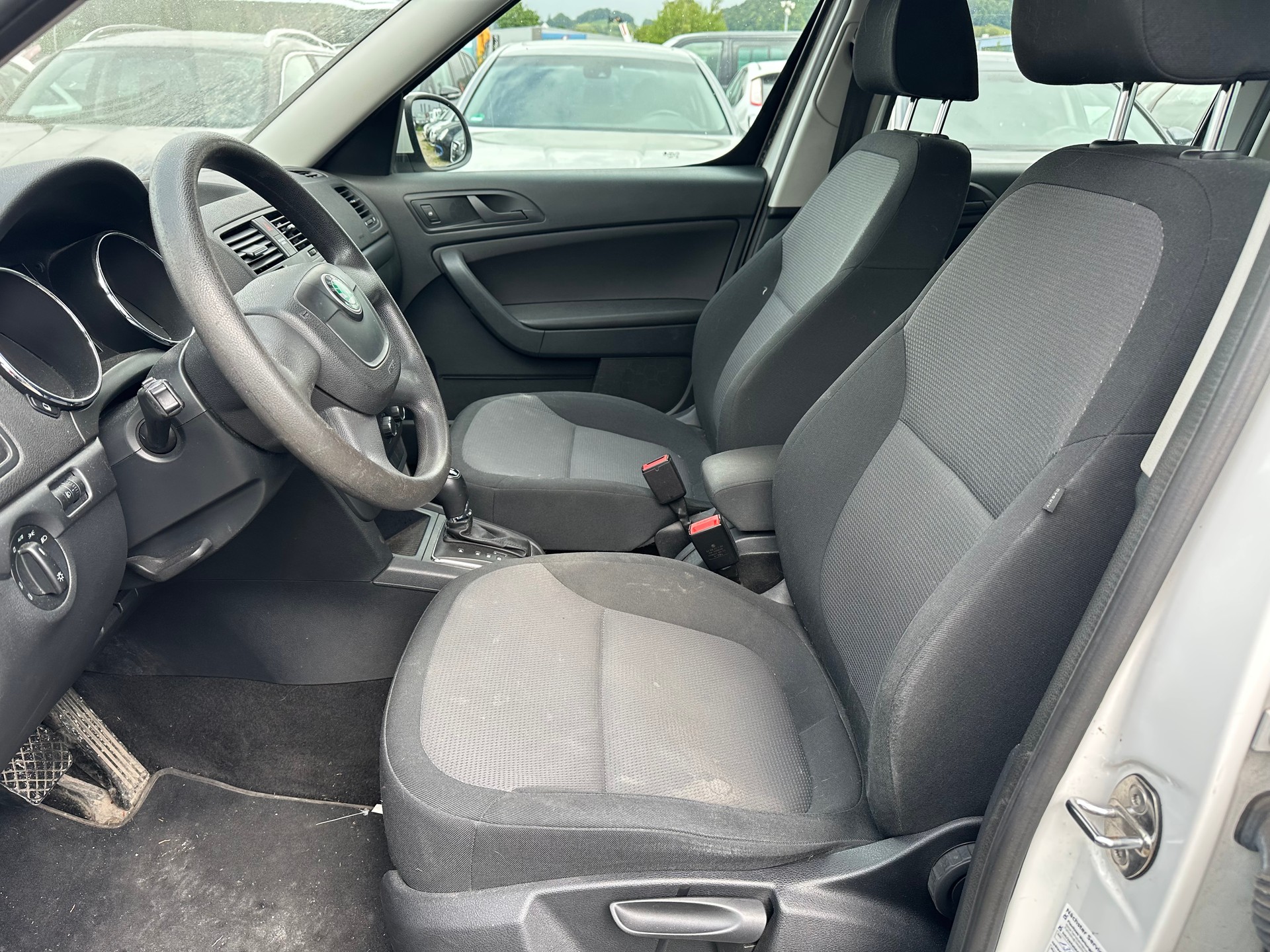SKODA Yeti 1.8 TSI Ambition 4x4 DSG-image-9
