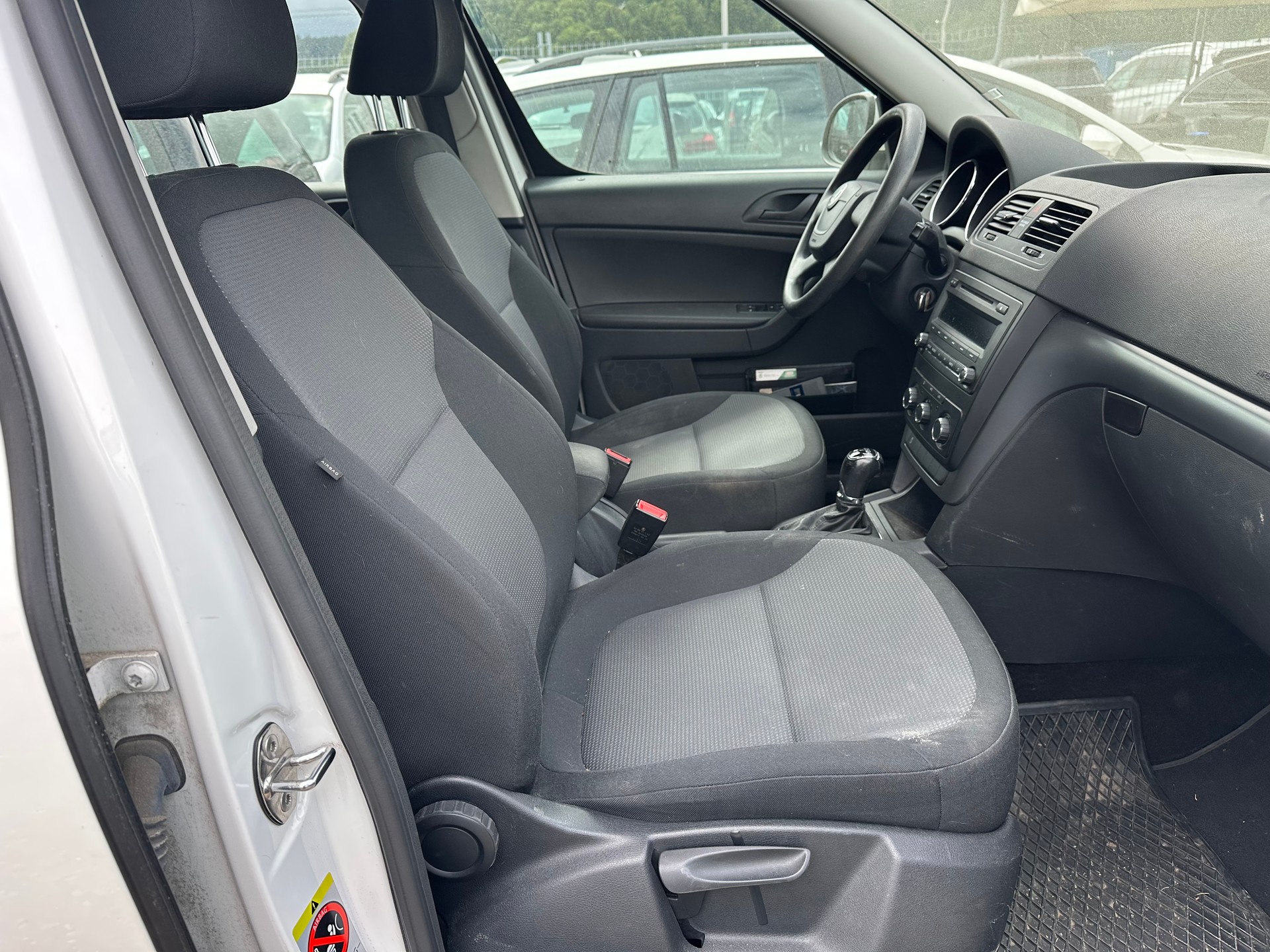 SKODA Yeti 1.8 TSI Ambition 4x4 DSG-image-12