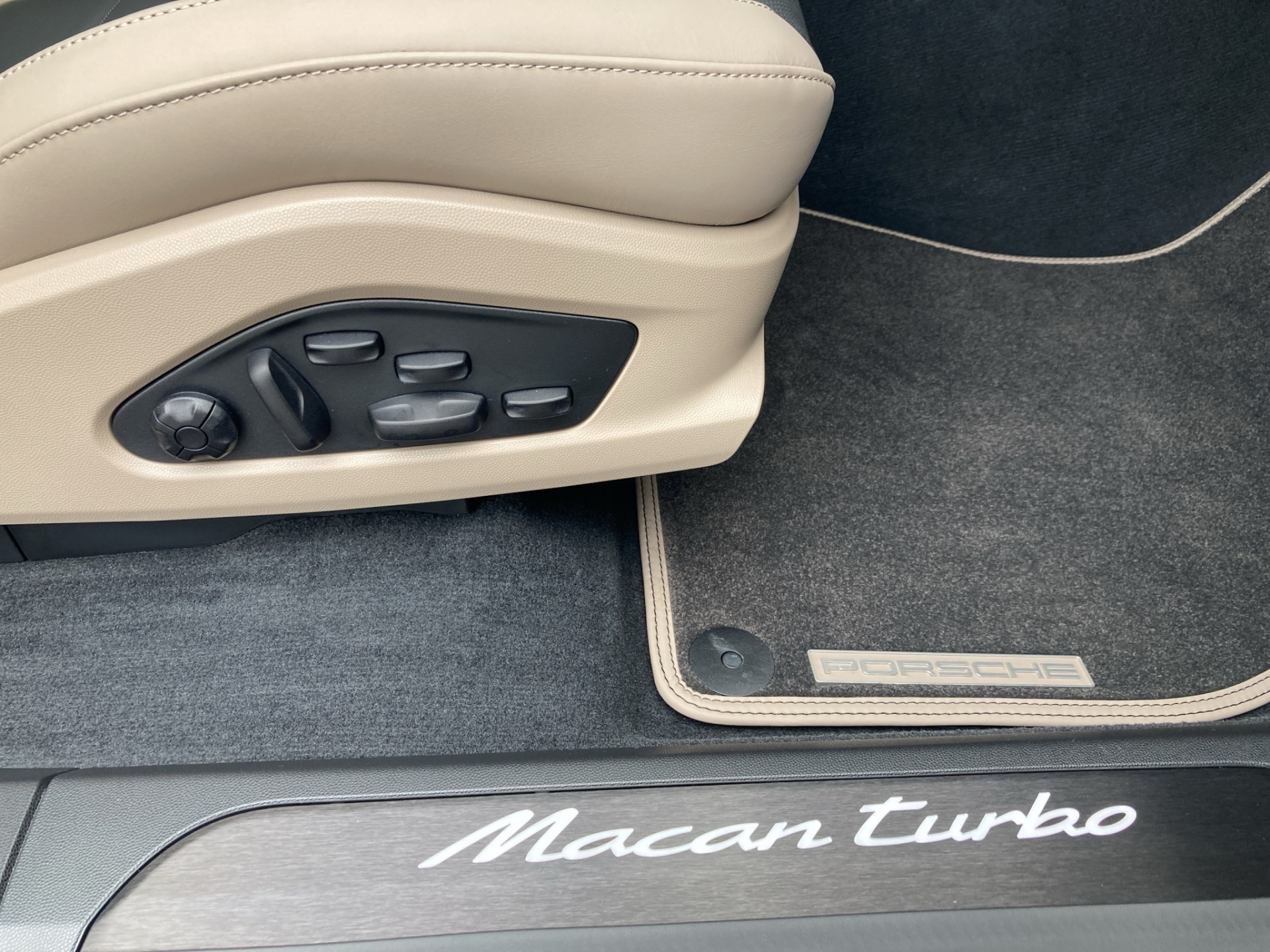 PORSCHE Macan Turbo-image-18
