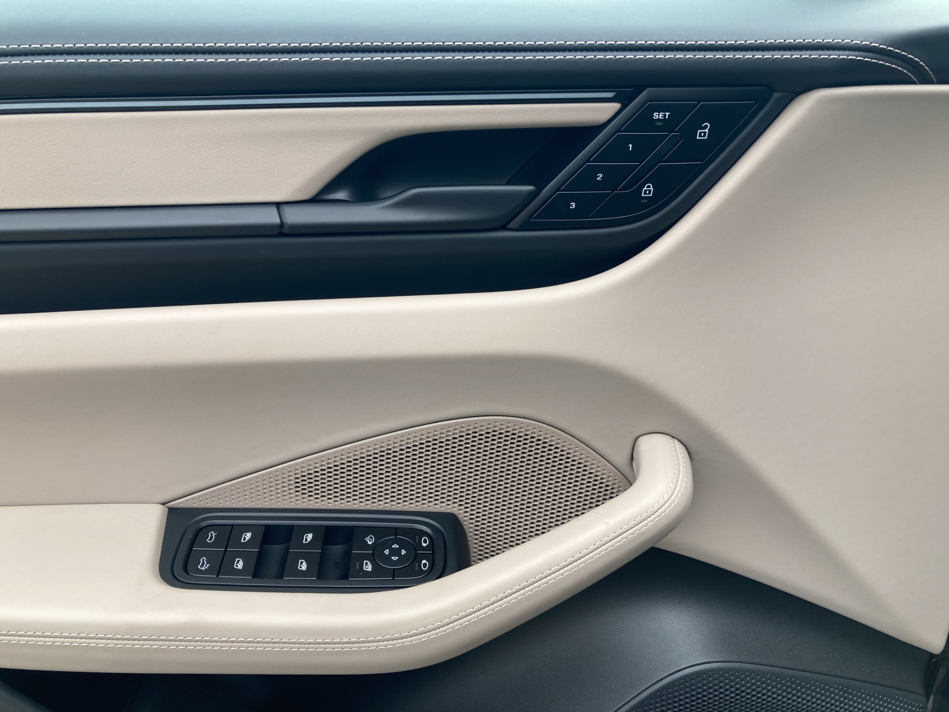 PORSCHE Macan Turbo-image-14
