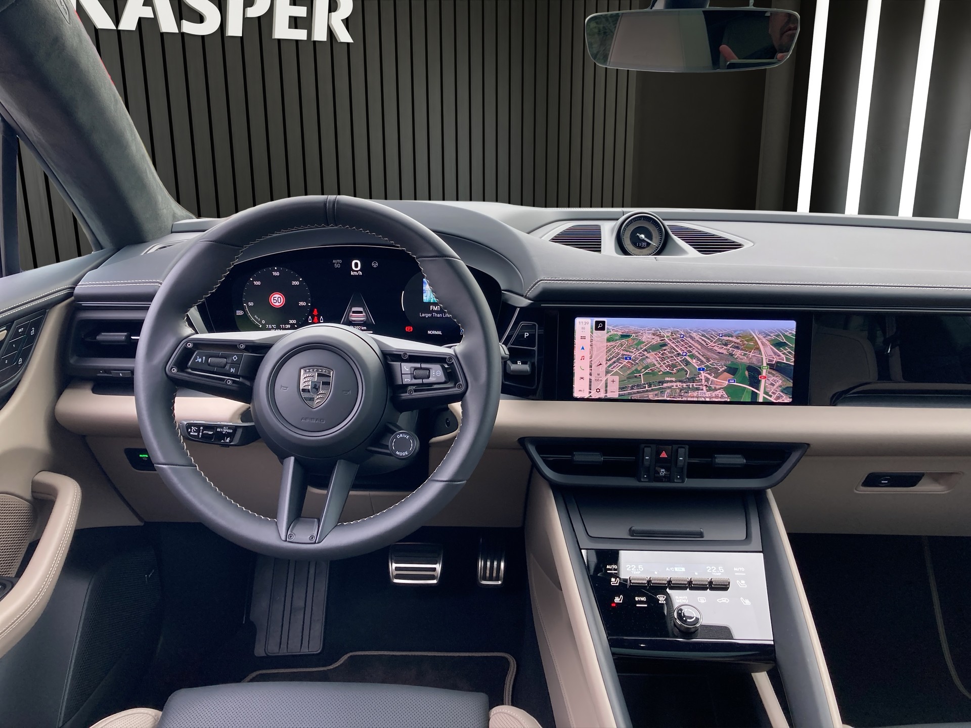 PORSCHE Macan Turbo-image-13