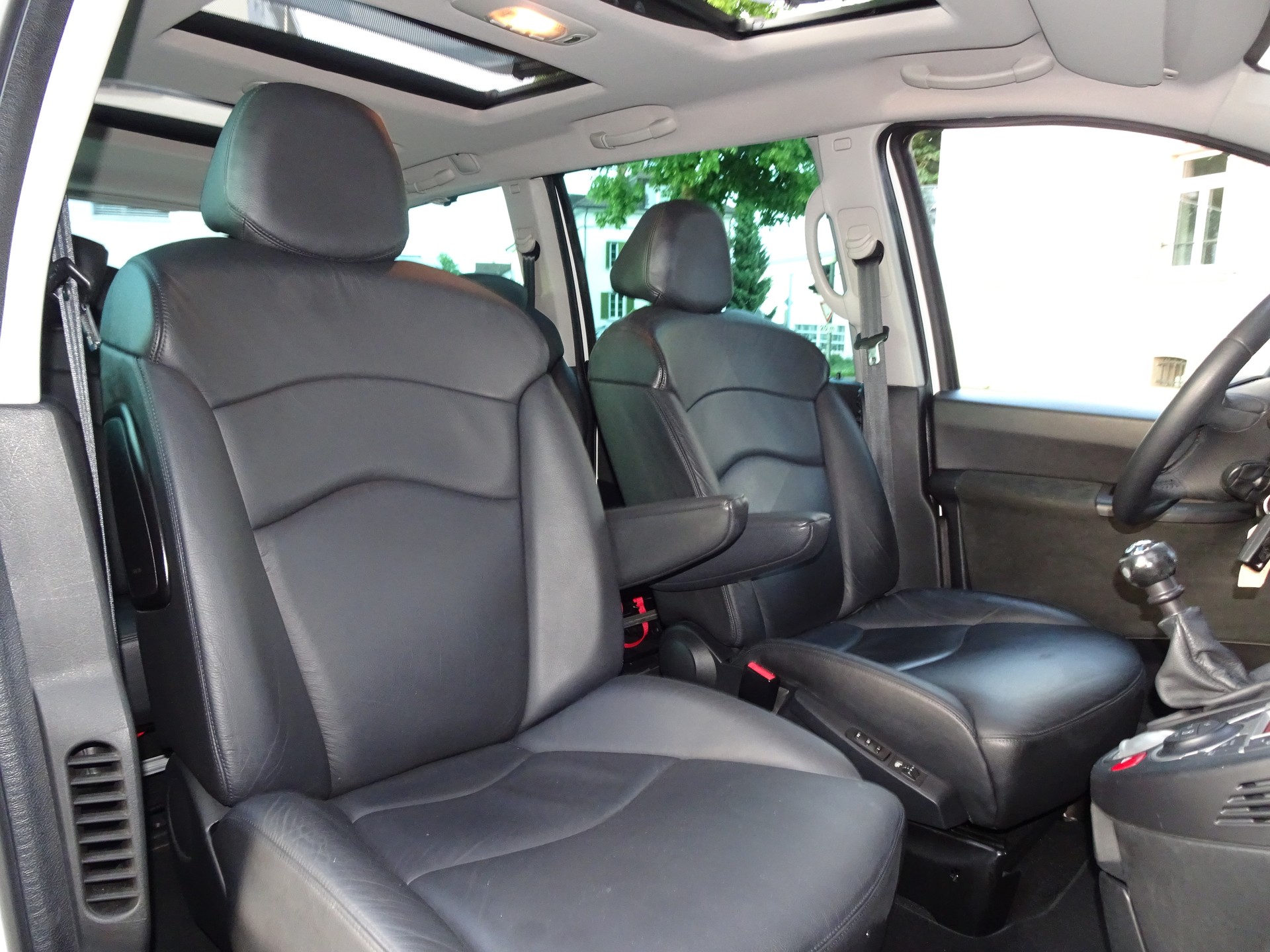 PEUGEOT 807 2.0 16V HDi Family+-image-5