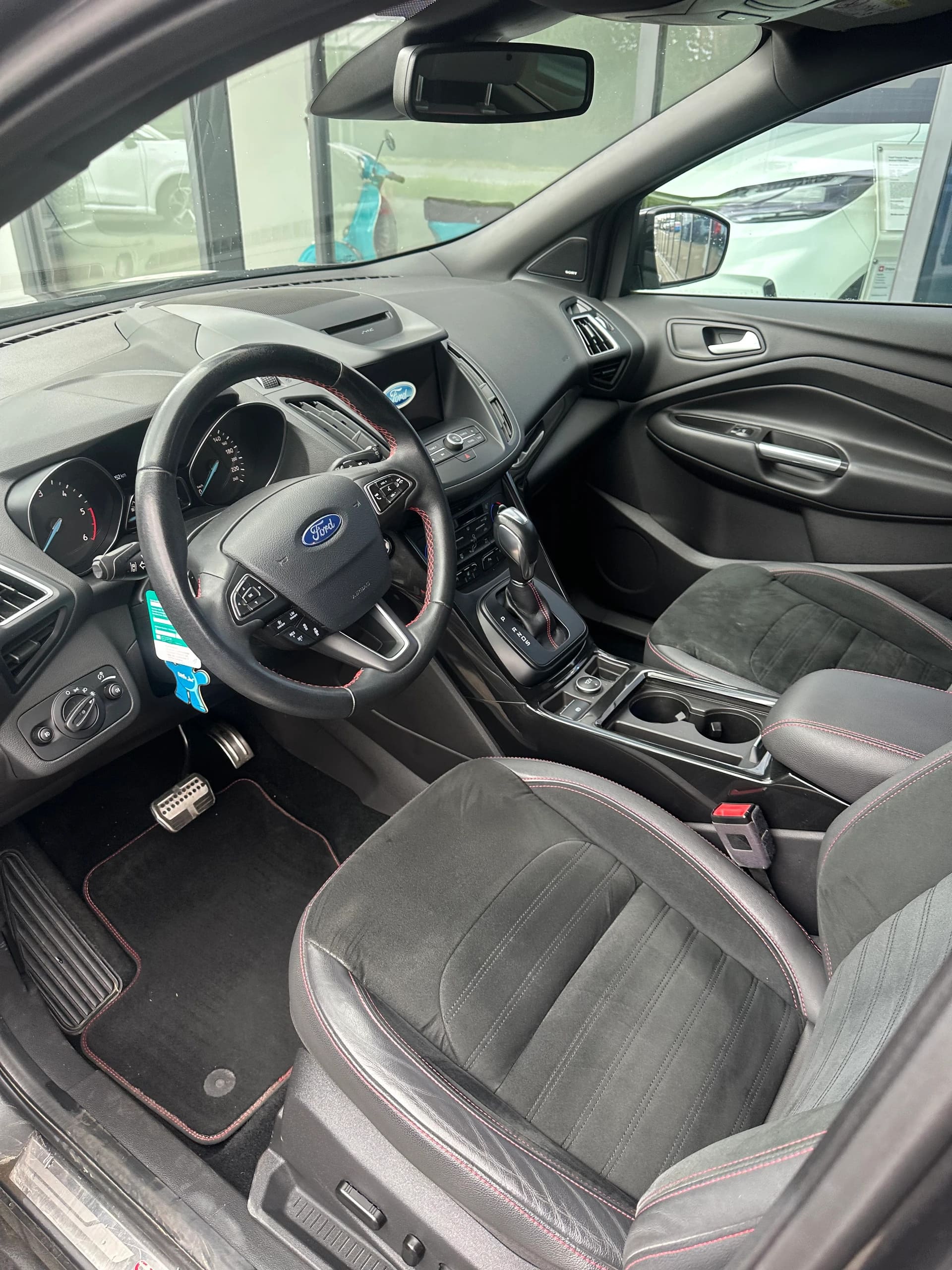 FORD Kuga 2.0 TDCi 120 ST-Line FPS-image-9