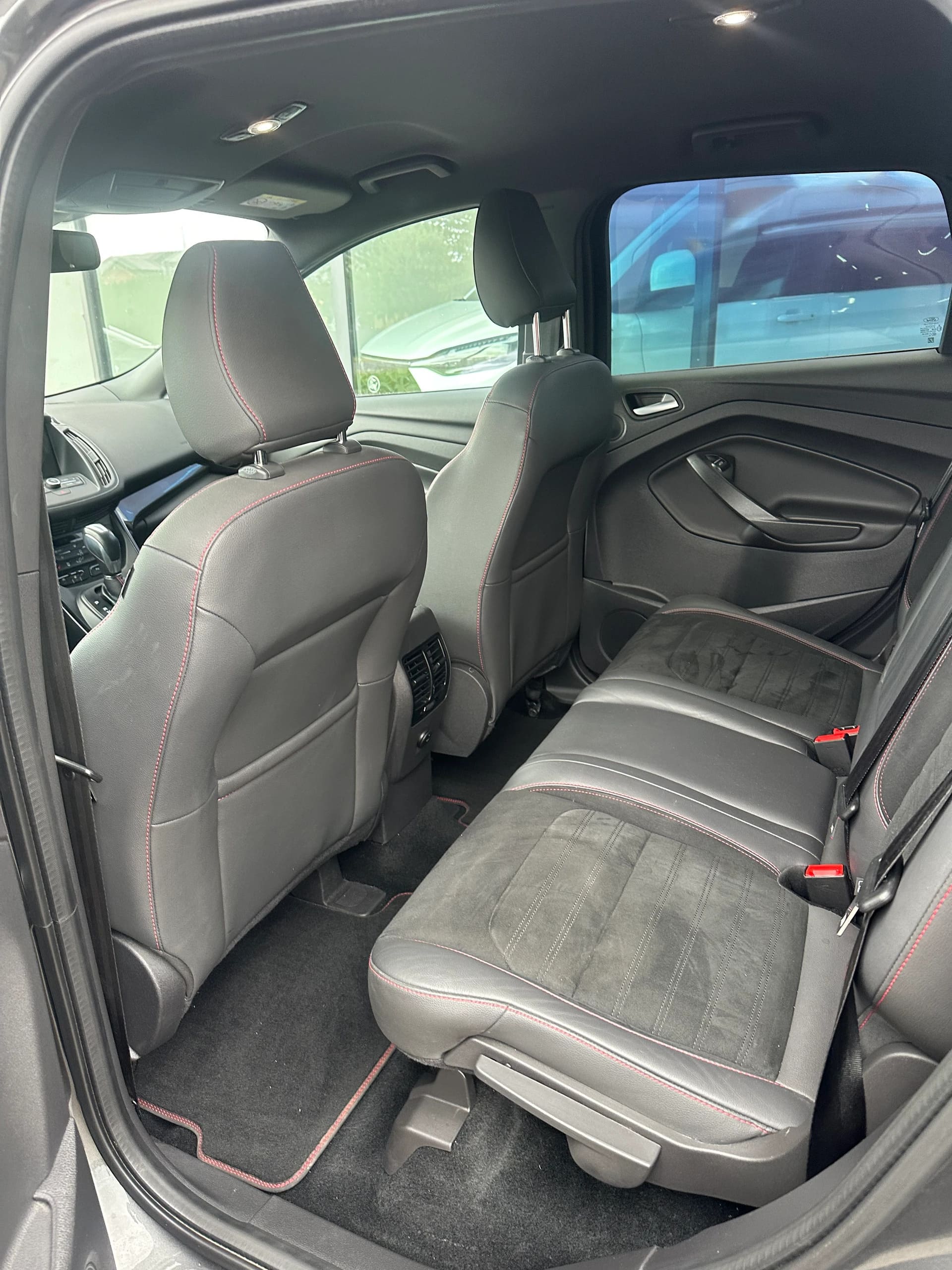 FORD Kuga 2.0 TDCi 120 ST-Line FPS-image-11