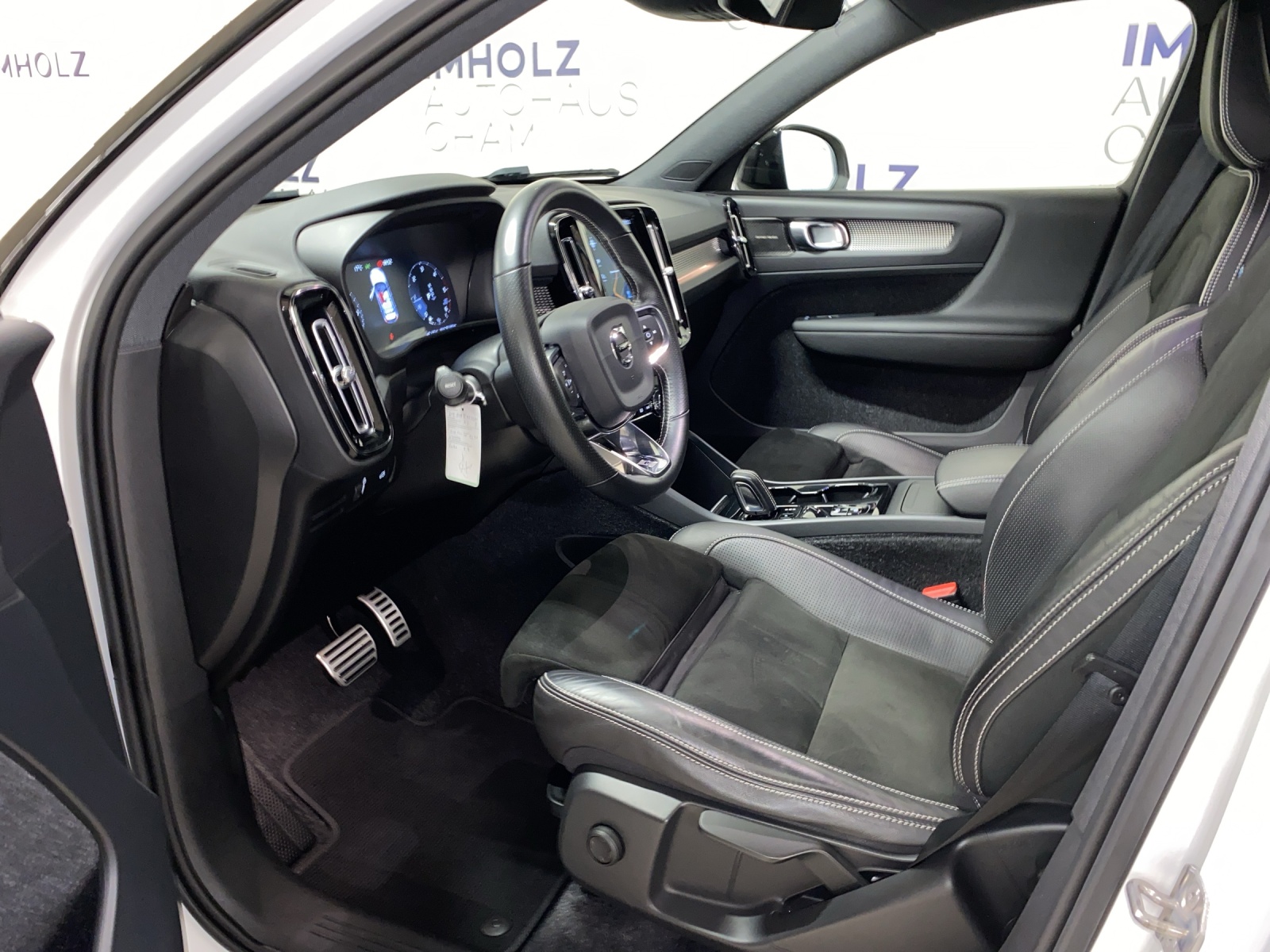 VOLVO XC40 2.0 D4 R-Design AWD-image-15