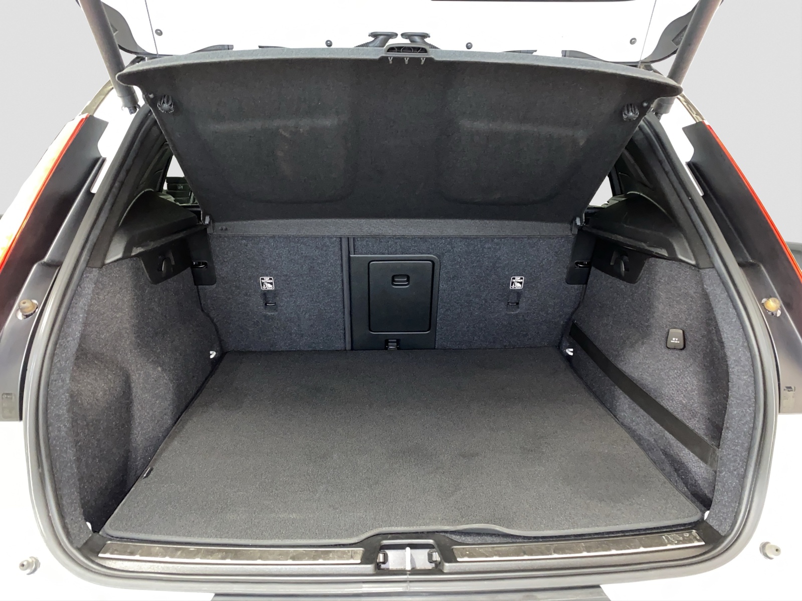 VOLVO XC40 2.0 D4 R-Design AWD-image-13