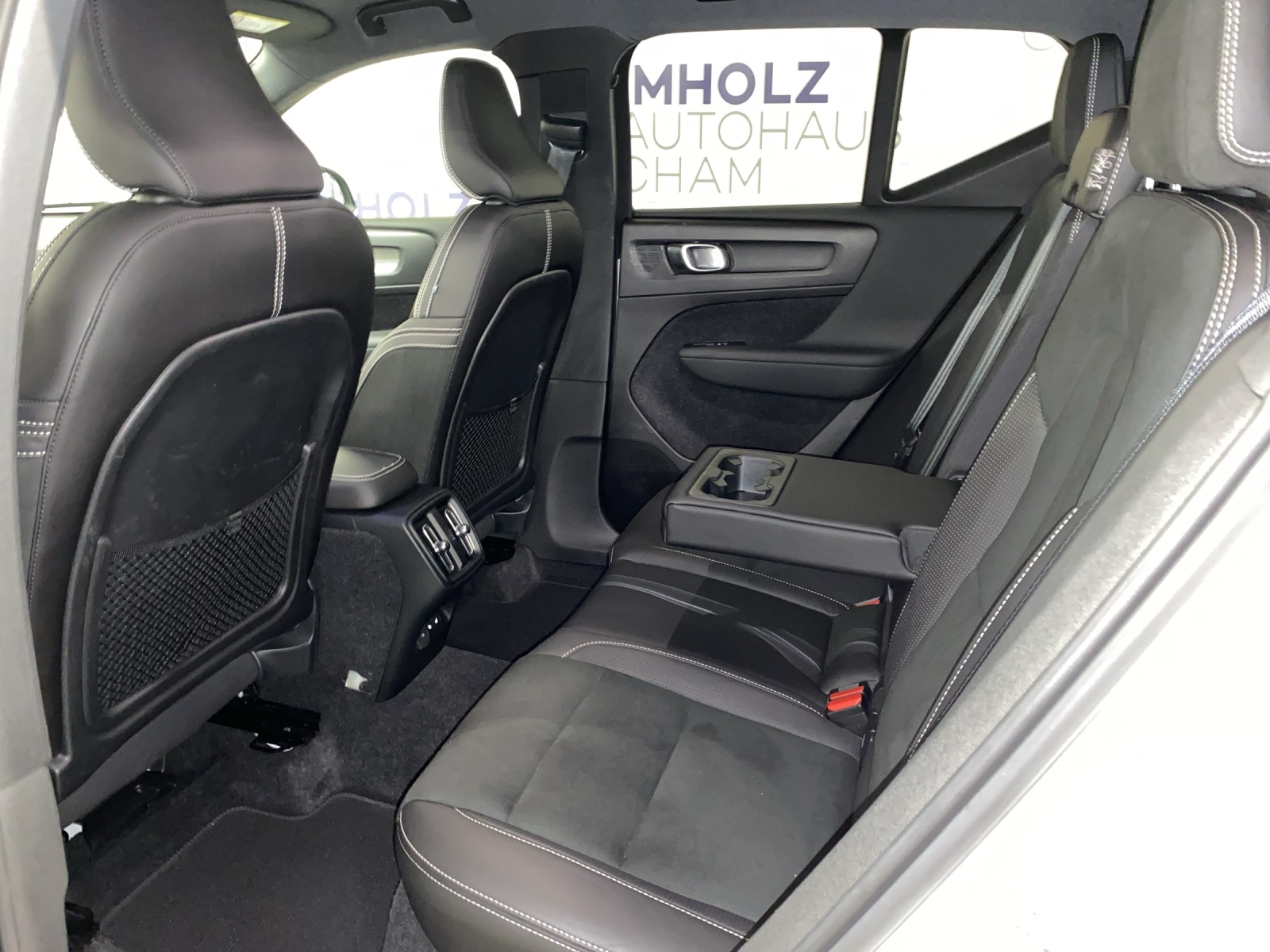VOLVO XC40 2.0 D4 R-Design AWD-image-16