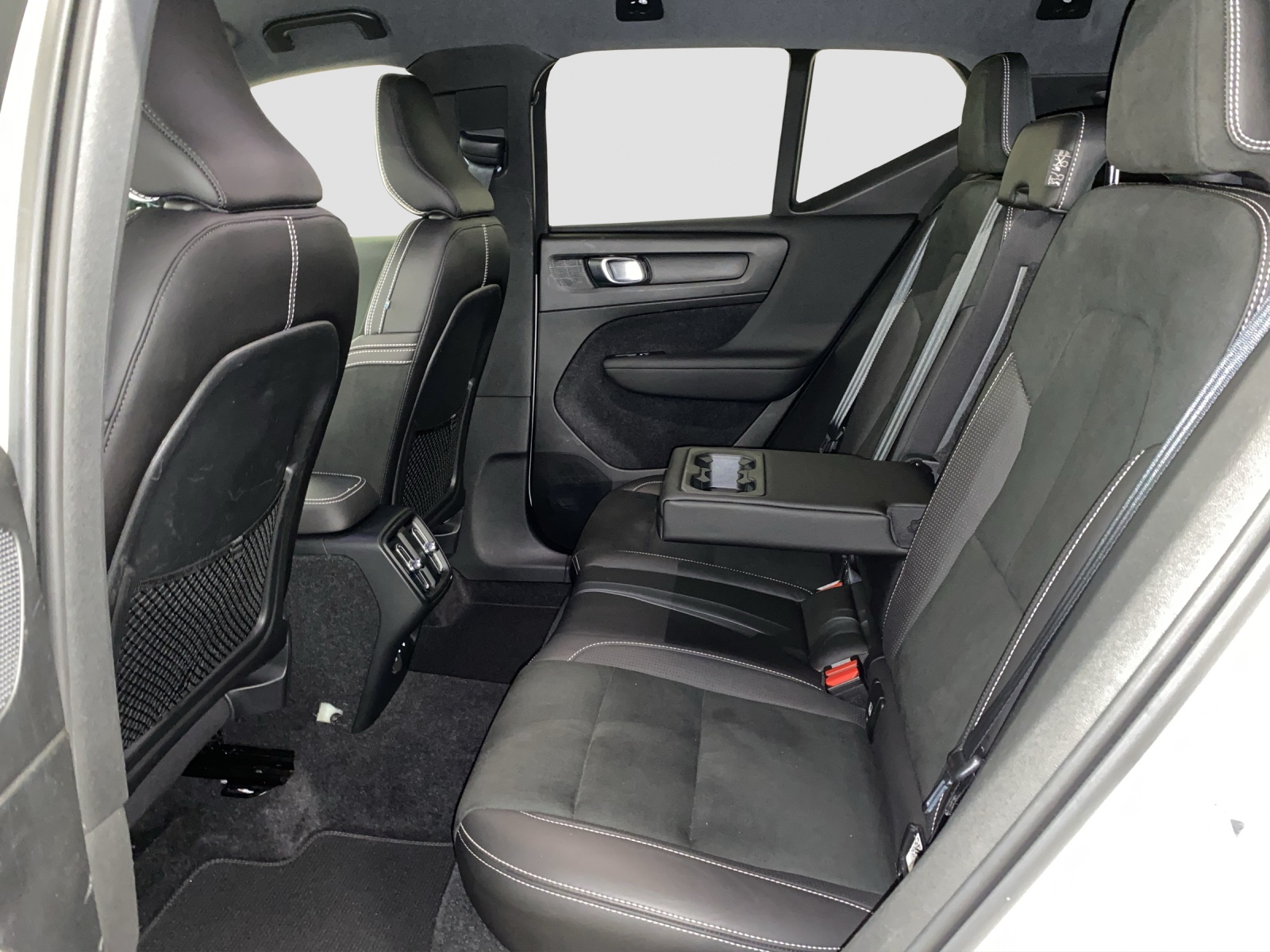 VOLVO XC40 2.0 D4 R-Design AWD-image-12