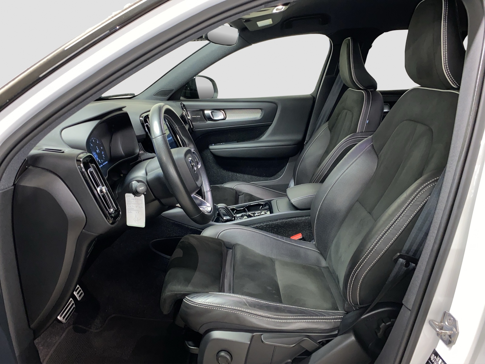 VOLVO XC40 2.0 D4 R-Design AWD-image-5