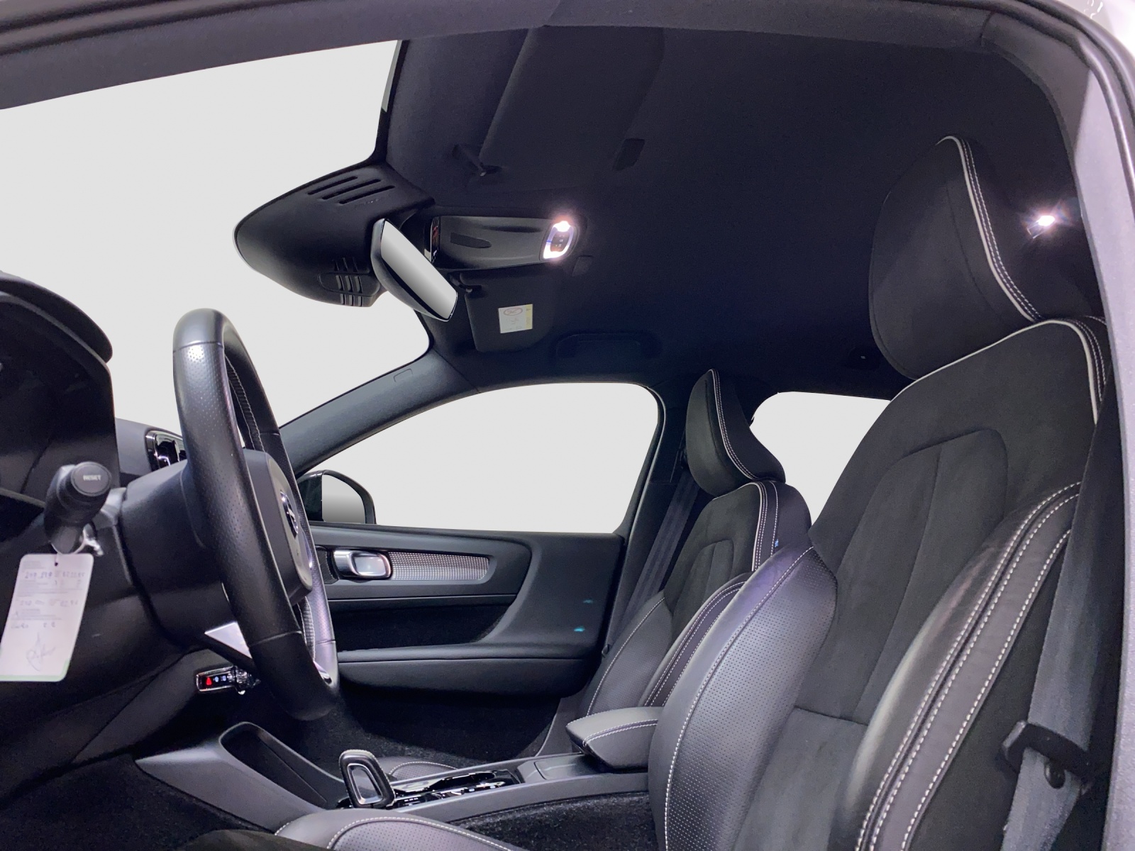 VOLVO XC40 2.0 D4 R-Design AWD-image-6