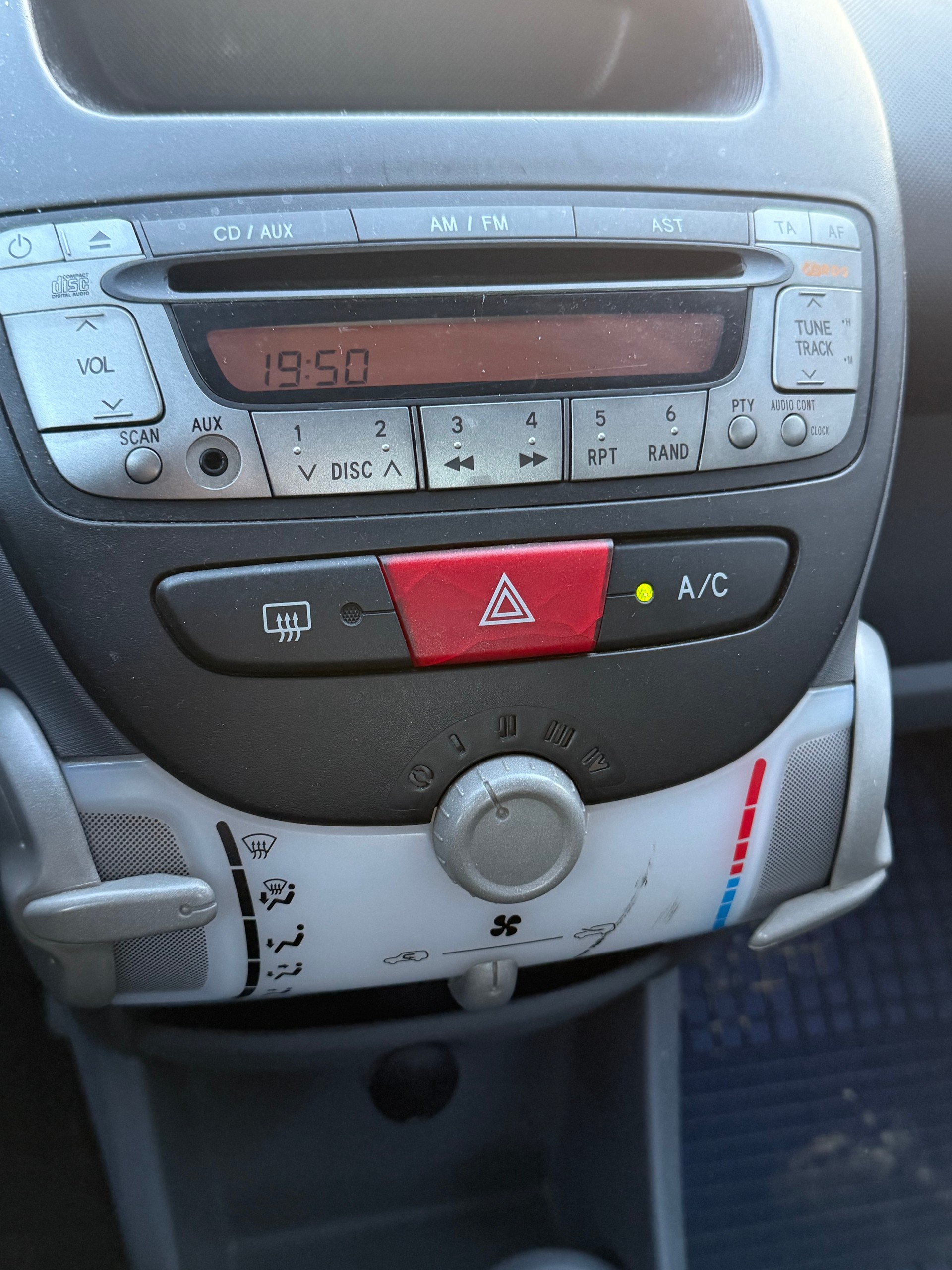 PEUGEOT 107 1.0 Trendy-image-11