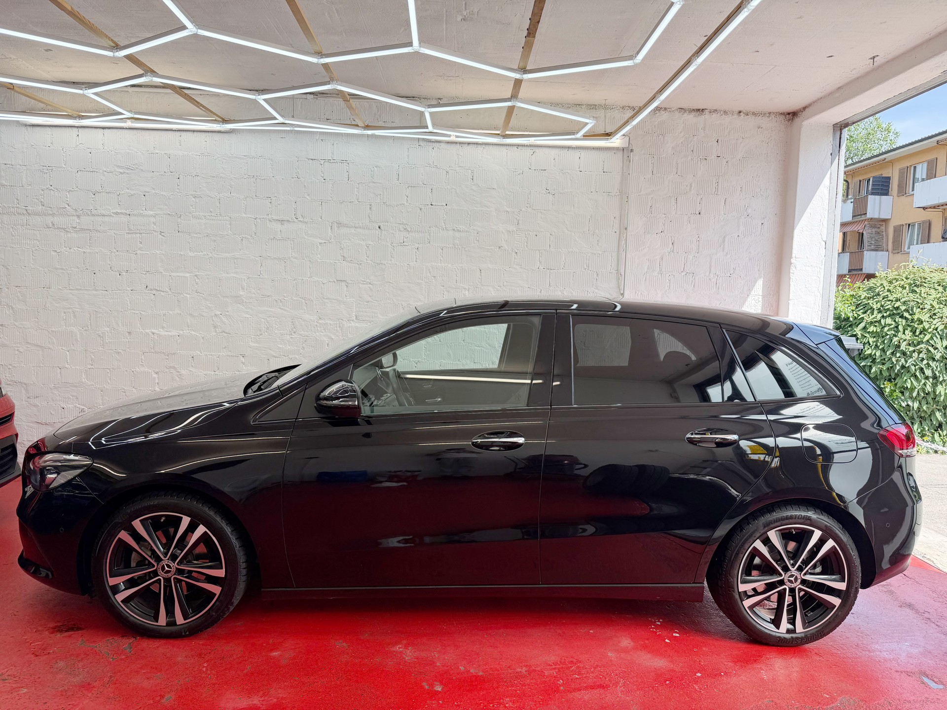 MERCEDES-BENZ B 200 Night Star 7G-DCT-showroom-element-1