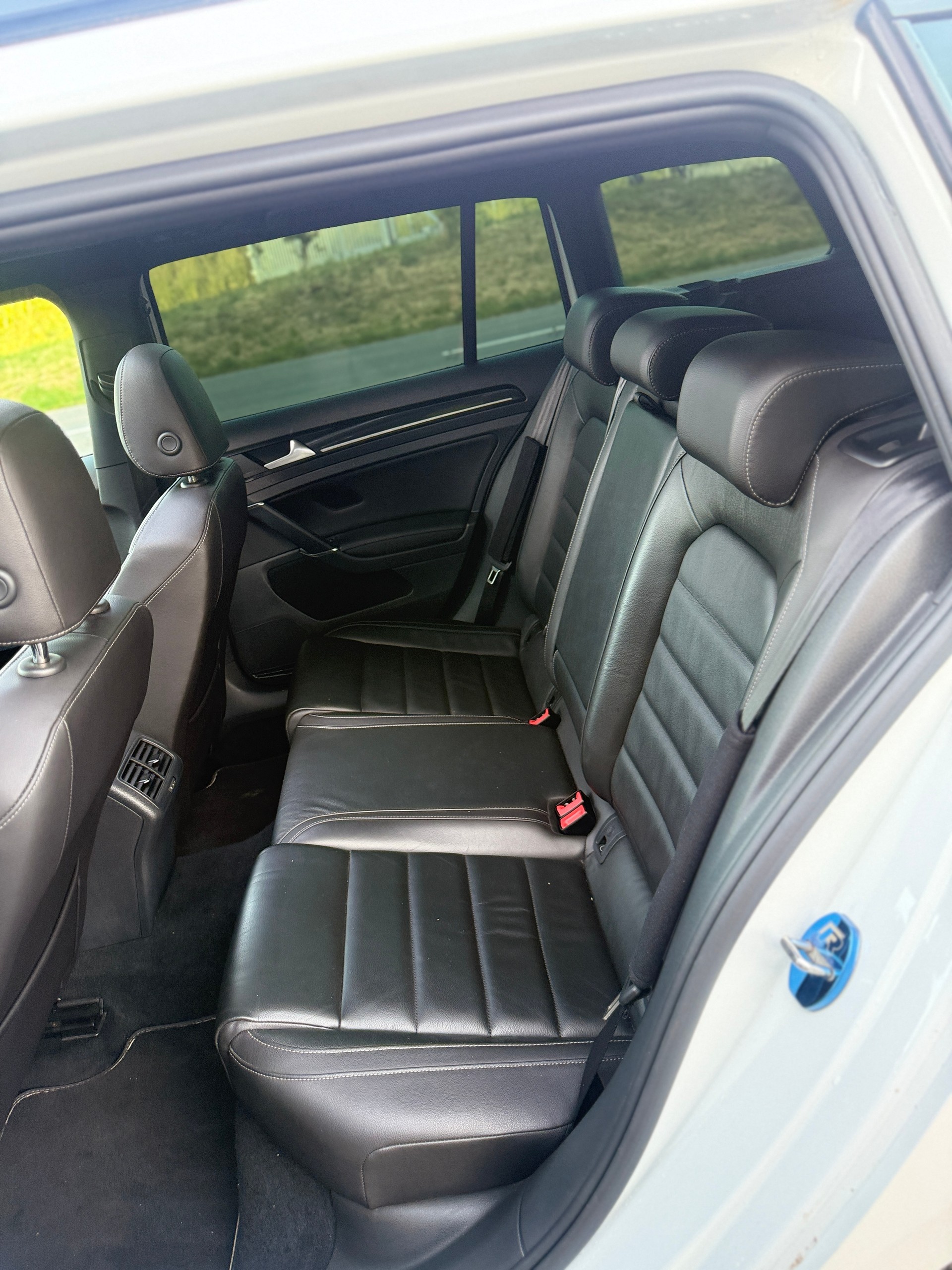 VW Golf Variant 2.0 TSI R 4 Motion DSG-image-12