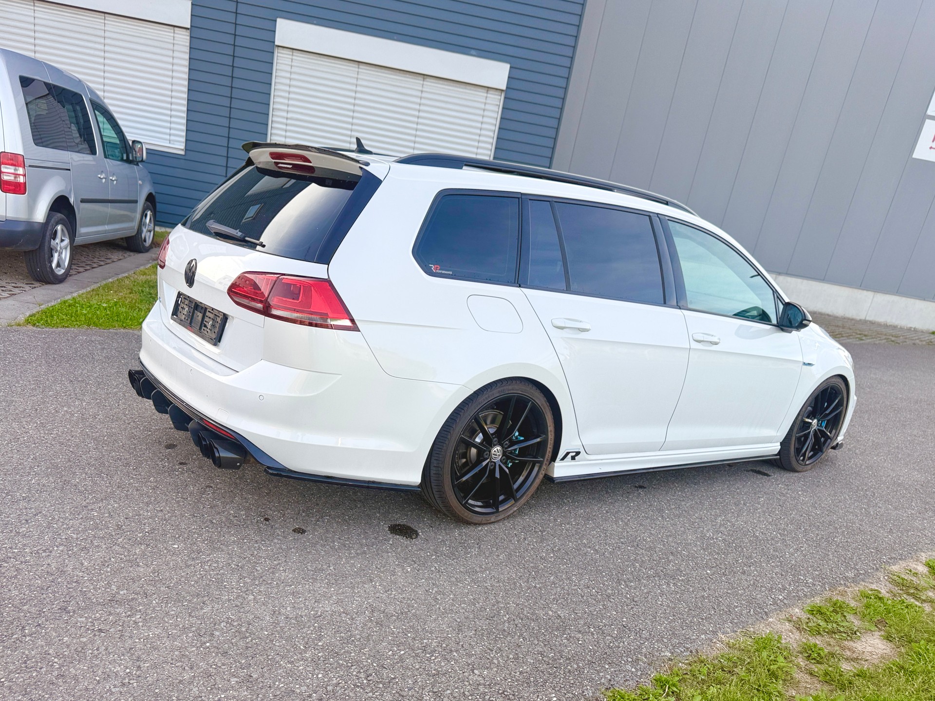 VW Golf Variant 2.0 TSI R 4 Motion DSG-image-3