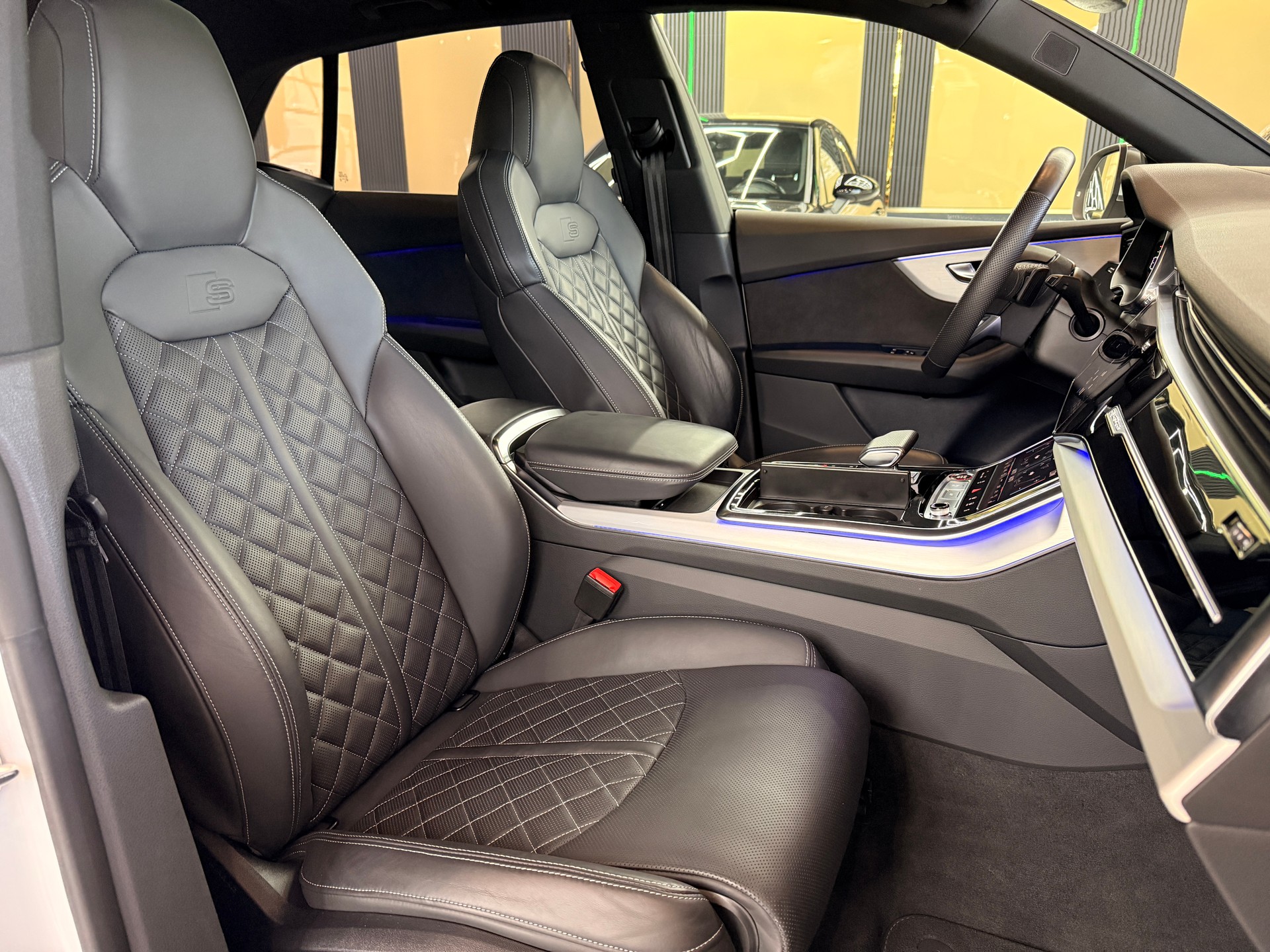 AUDI SQ8 4.0 V8 TFSI quattro T-Tronic-image-12