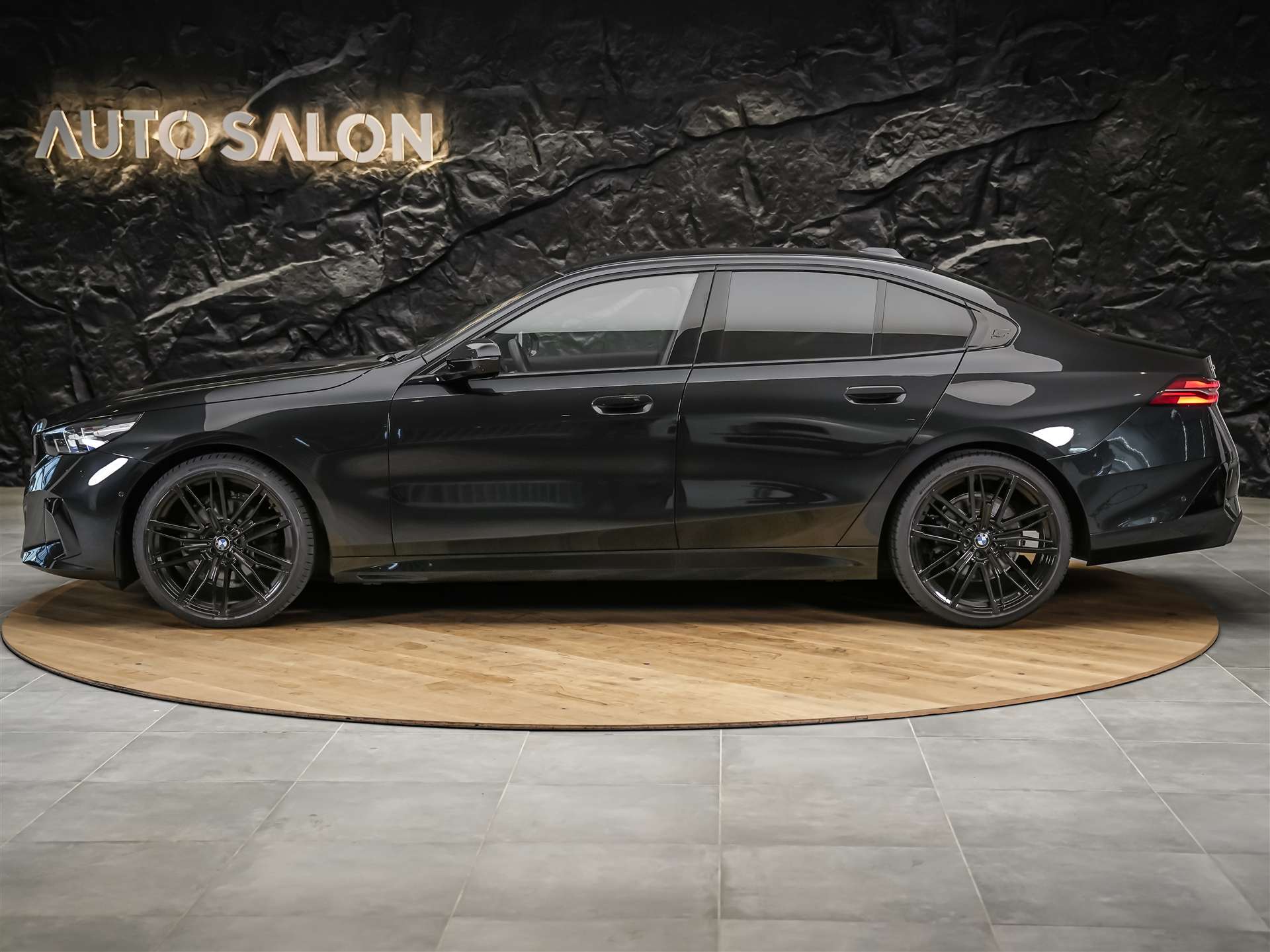 BMW 520d xDrive M Sport Steptronic *Werksgarantie*21" Felgen*Head Up*Sitzbelüftung*-showroom-element-2