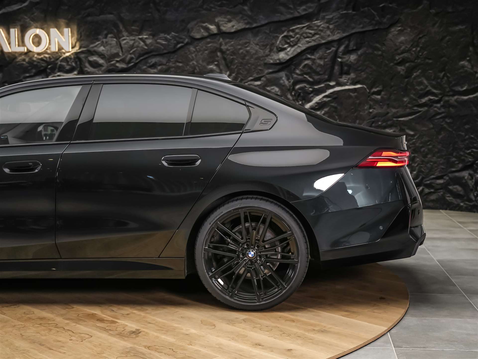 BMW 520d xDrive M Sport Steptronic *Werksgarantie*21" Felgen*Head Up*Sitzbelüftung*-image-18