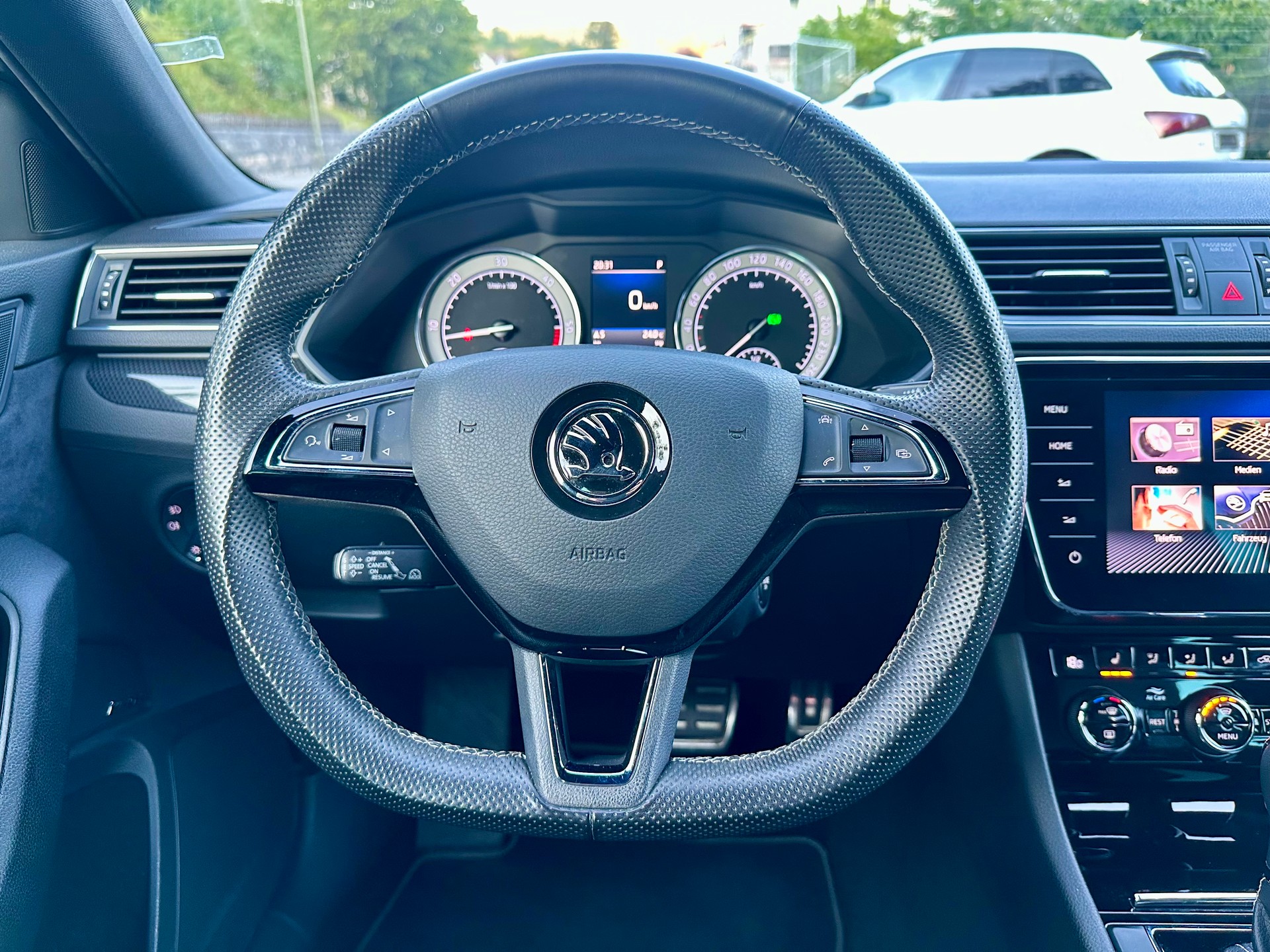 SKODA Superb Combi 2.0 TDi SportLine+ 4x4 DSG-image-16