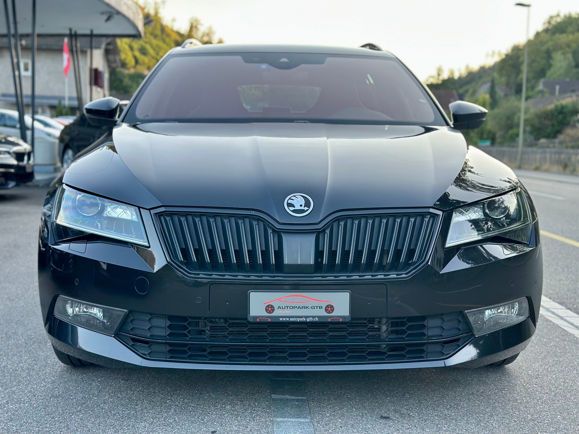 SKODA Superb Combi 2.0 TDi SportLine+ 4x4 DSG-image-2